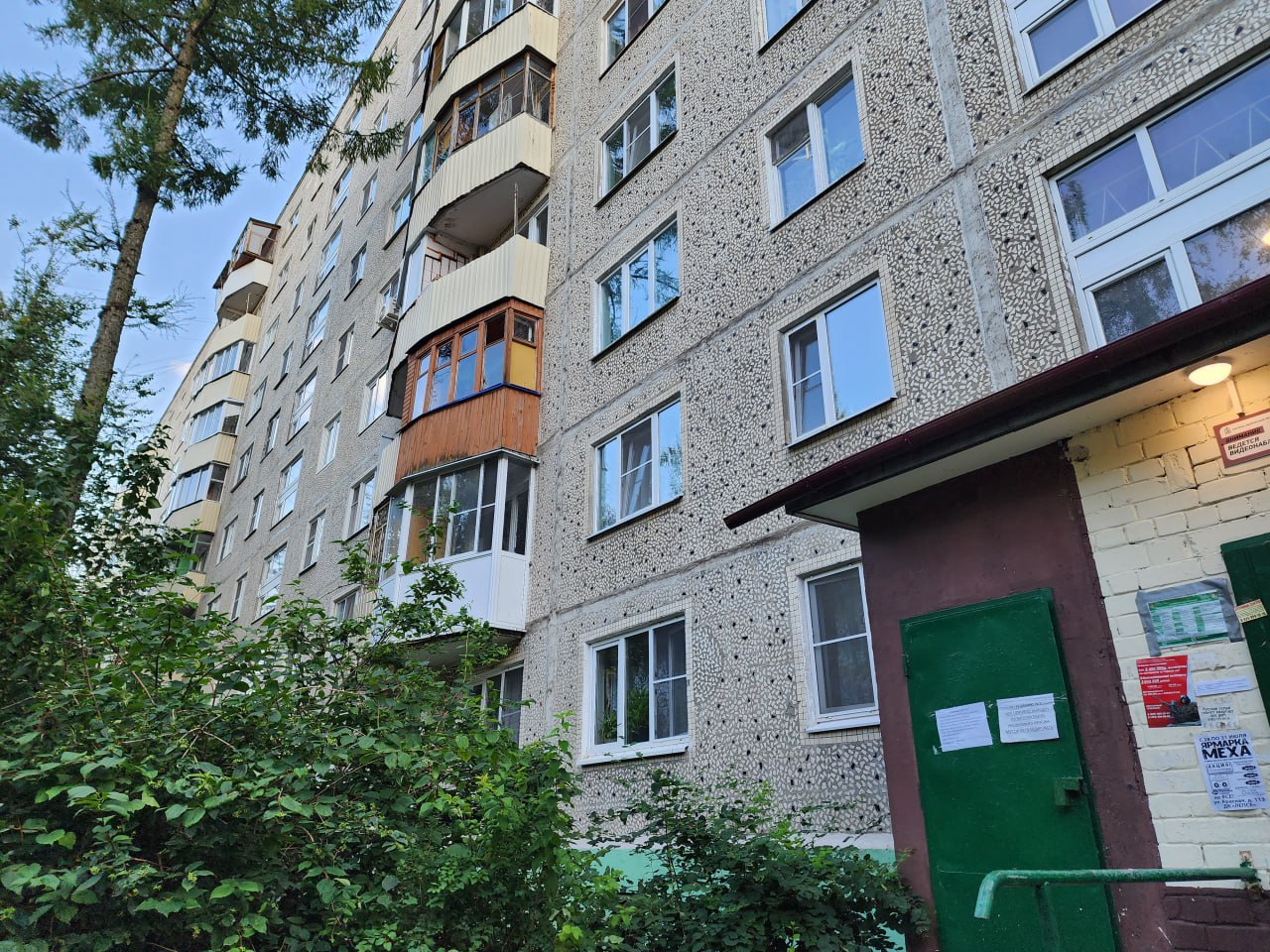 В одном из домов Солнечногорска стартовал капитальный ремонт инженерных систем     Подрядная организация «Лидерстрой» приступила к модернизации внутридомовых инженерных систем электроснабжения в доме №2 микрорайона Рекинцо.   Здесь рабочие выполнят:   замену вводно-распределительного устройства, магистралей  стояков  и кабелей в них;   замену общедомовой системы освещения, выключателей и розеток в местах общего пользования, световых настенных уличных указателей, этажных распределительных щитов;   ремонт заземления;   пусконаладочные работы.   Общая готовность электроработ составляет 45%.     Кроме замены систем электроснабжения дома здесь до конца текущего года строители сделают капитальный ремонт водоотведения и центрального отопления, холодного и горячего водоснабжения с установкой общедомовых приборов учёта.     Месяц назад в доме 1972 года постройки кровельщики полностью отремонтировали плоскую крышу.  #НаКонтроле