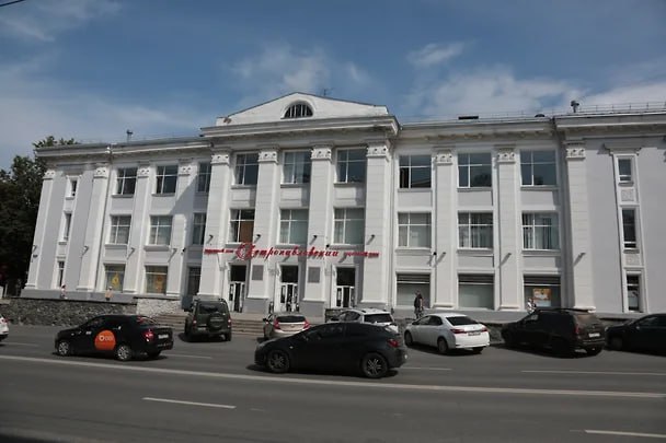 Рядом со старейшим ТЦ в Перми построят гостиницу Предприятие «Строительно-монтажный трест „Химмашсервис“», владеющее торговым центром «ТД „Петропавловский“» бывший «Детский мир» на ул. Куйбышева, 36, планирует использовать свободную территорию возле своего объекта. На участке здания компания намерена построить трехзвездочный отель на 59 номеров, при этом здание ТЦ сносить не будут. Шестиэтажная гостиница разместится между ТД «Петропавловский» и ПНИПУ. Концепцию объекта одобрили на недавней рабочей группе по архитектурной деятельности при министерстве по имуществу и градостроительной деятельности Пермского края. Эксперты полагают, что отель свою клиентуру найдет, но его строительство с учетом нынешних банковских ставок считают экономически неэффективным.