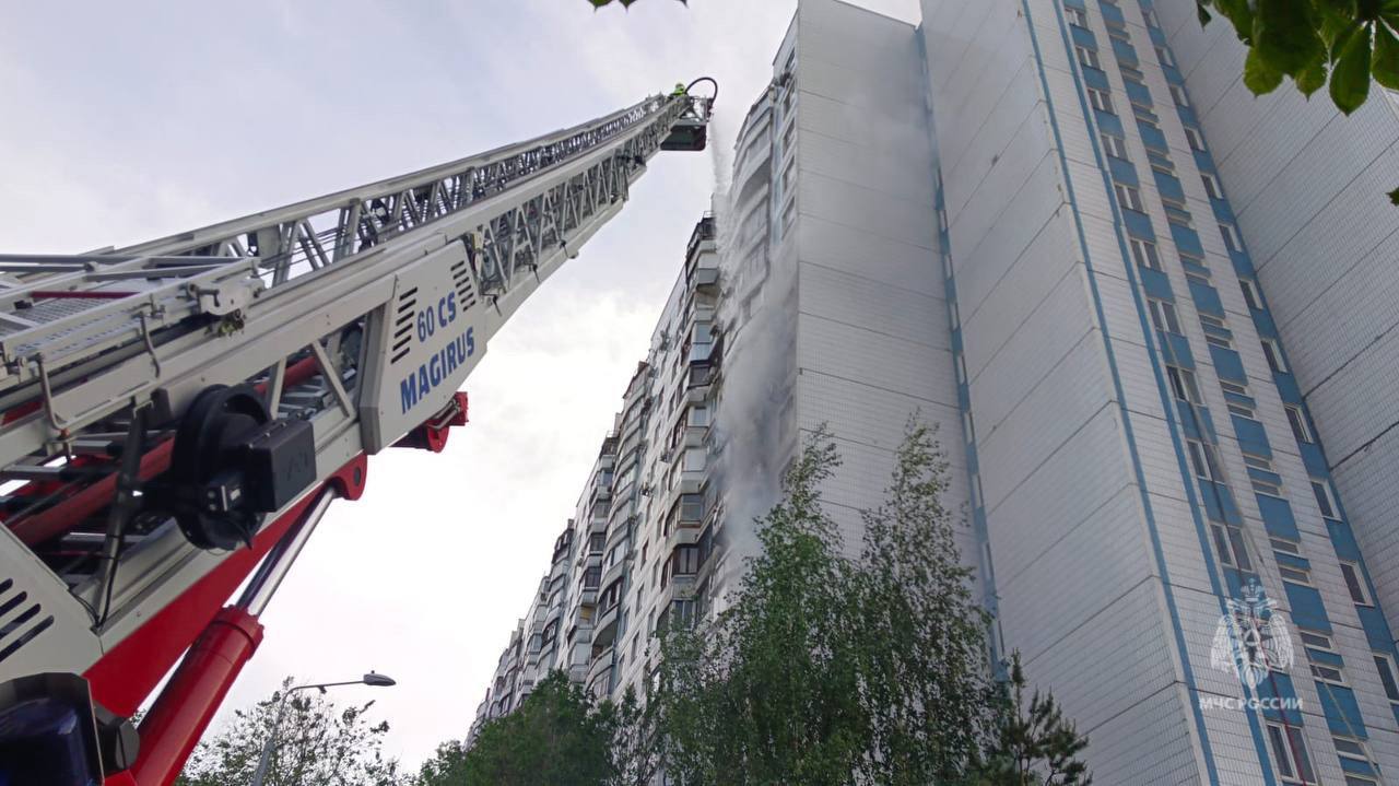 Пожар произошел на балконе квартиры на юге Москвы. Огонь повредил балконы этажом ниже и выше, сообщили в столичном МЧС. Пожарные работают на месте возгорания — в Гурьевском проезде. Огонь локализован. Уточняется, что на балконе загорелись личные вещи и мебель. Информация о пострадавших не поступала. Буст Отправить новость
