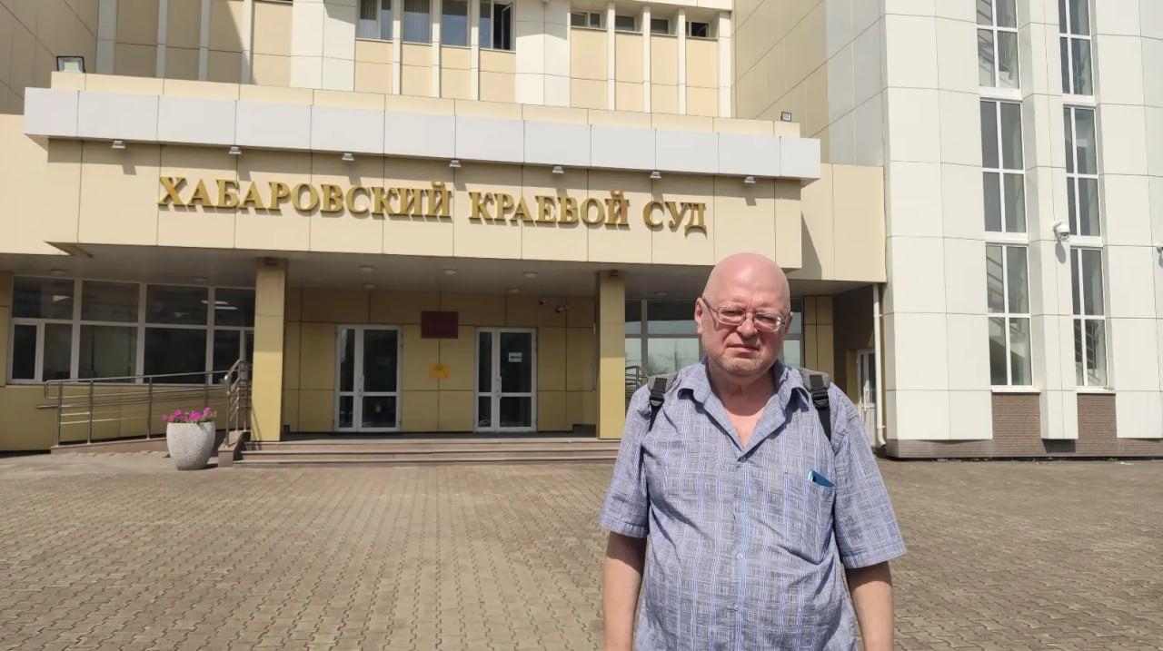 Суд ужесточил наказание для хабаровского журналиста Сергея Мингазова. Для этого потребовалось всего полчаса В Хабаровском краевом суде сегодня рассмотрели апелляцию прокуратуры. Сергею Мингазову в феврале этого года суд назначил 700 тысяч рублей штрафа по делу о распространении «фейков» п. 1 ст. 207.3 УК РФ за три репоста материалов о Буче. Прения были короткими — прокуратура настаивала на том, что суд первой инстанции неправомерно переквалифицировал дело, исключив из обвинения в окончательном приговоре мотив ненависти и вражды, — сообщил корреспондент «НеМосквы» из зала суда. По мнению прокурора, приговор должен быть отменен, дело направлено на новое рассмотрение в другом составе суда. Адвокат Мингазова Константин Бубон настаивал на том, что мотив ненависти в своем определении разъяснил Верховный суд. На него указывают призывы к геноциду, физическому насилию. Репосты Мингазова таких призывов не содержали. Кроме того, настаивал адвокат, прокуратура не показала, как изменится процесс при пересмотре дела: стороны отметили, что новых доказательств по делу нет. Не согласился с прокурором и Мингазов. В прениях он отметил, что при публикации постов руководствовался исключительно целями наполнения своего медиа контентом. Также в самом начале следствия он частично признал вину, готов оплатить штраф. — Прошу отказать прокуратуре в ее требованиях и проявить снисхождение ко мне, как к человеку и журналисту, семьянину, патриоту родной хабаровской земли, — так закончил свою речь в суде Сергей Мингазов. Уже через полчаса после начала заседания решение апелляционного суда было зачитано. Суд постановил удовлетворить требования прокурора частично и приговорить Мингазова к штрафу в 3,2 млн рублей, а также запретить ему администрировать сайты. С учетом содержания в СИЗО и домашнего ареста штраф снижен до 2,5 млн рублей. Технику, изъятую при обыске — телефон и ноутбук — суд постановил конфисковать. Остается неясным, как запрет на администрирование сайтов скажется на работе журналиста, в этом удастся разобраться после получения сегодняшнего решения суда. Защита планирует обжаловать приговор в кассационном суде. Фото: «НеМосква».