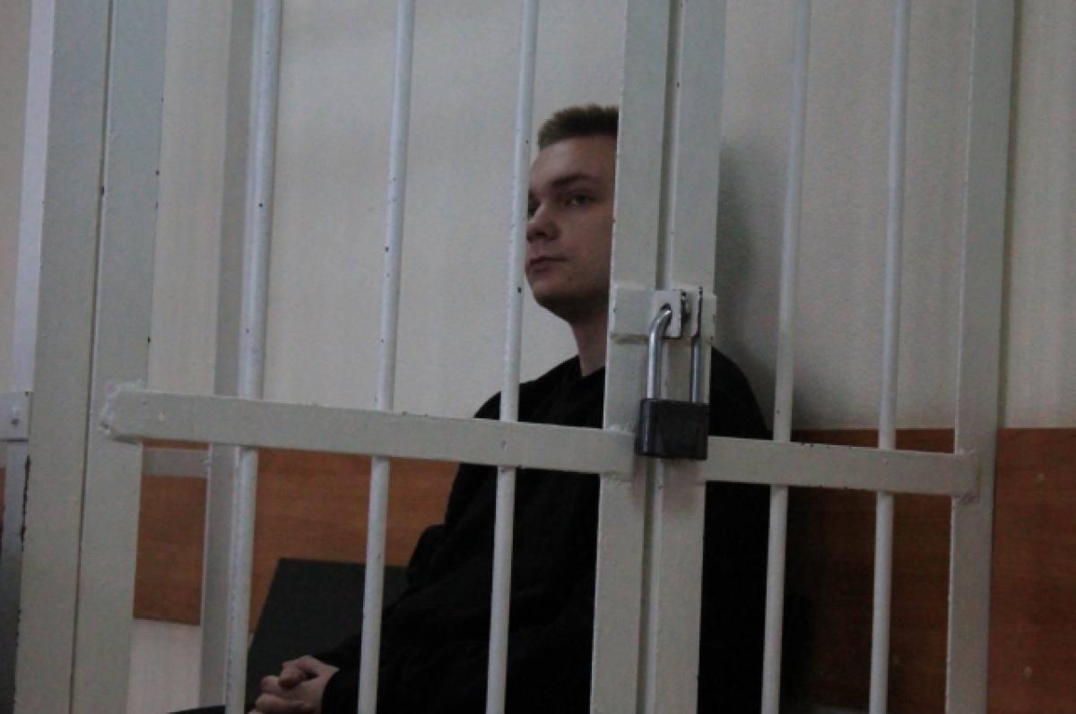 Новосибирец, убивший свою 17-летнюю девушку из-за денег на наркотики, мог быть помилован после участия в боевых действиях и поступить в питерский вуз 19-летний житель Новосибирска Фёдор Хижин зарезал свою 17-летнюю девушку в марте 2021 года. Он нанёс ей не менее 35 ножевых ранений в шею, перевёл себе 3 тыс. рублей с банковской карты девушки, забрал её ноутбук и мобильный телефон, которые сдал в ломбард, и поехал в Кемерово к подруге. Там его и задержали. В августе 2022 года Новосибирский областной суд приговорил Хижина к 15 годам колонии строго режима. В 2023-м Верховный суд подтвердил решение в кассации. Но недавно Хижина узнали на фотографиях, опубликованных на сайте петербургского университета БГТУ «ВОЕНМЕХ» им. Д.Ф. Устинова. Публикация посвящена студентам — участникам СВО, и на фото исполняющий обязанности ректора университета стоит рядом с Фёдором и награждает его. Фамилия, имя и отчество, а также внешность человека на фотографии полностью совпадает с осуждённым за убийство жительницы Новосибирска.