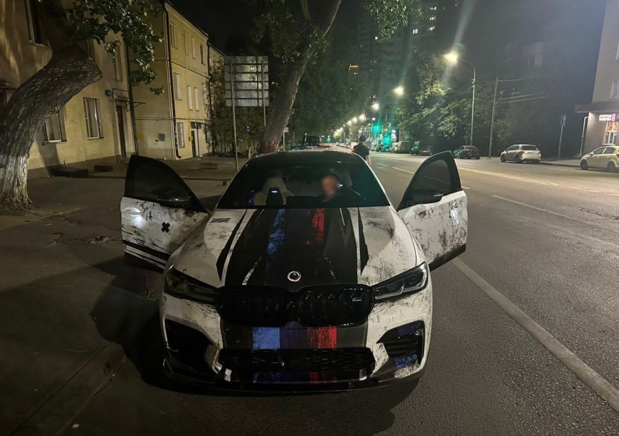 Ростовские автоинспекторы выявили факт дрифта и агрессивного вождения В отношении водителя были составлены административные протоколы. В рамках проведения рейдовых мероприятий по выявлению нарушений сотрудниками ОБ ДПС Госавтоинспекции Управления МВД России по городу Ростову-на-Дону был выявлен факт дрифта и агрессивного вождения. В ходе визуального осмотра транспортного средства были установлены изменения в конструкции автомобиля, а именно — нанесение затемняющей пленки на боковые поверхности стекол автомобиля, что противоречит установленным нормам. По данным фактам были составлены административные протоколы: по части 1 статьи 12.5 КоАП РФ и статьи 12.33 КоАП РФ. Госавтоинспекция напоминает: Уважаемые водители! Внесение изменений в конструкцию транспортных средств, а также использование тонировочной пленки с превышением допустимых норм не только незаконно, но и может привести к серьёзным последствиям, вплоть до административного ареста. Устраняйте нарушения своевременно, не игнорируйте законные требования инспекторов! #gumvdro #мвд #мвд61 #МВДРоссии #полиция #ростов #ростовскаяобласть