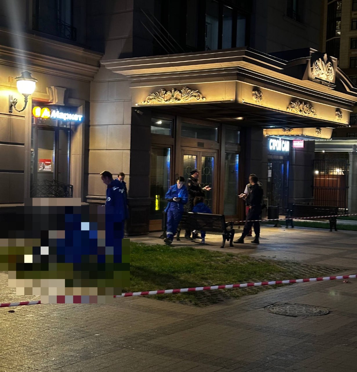Под окнами элитного ЖК Династия на Хорошевском шоссе нашли тело врача скорой помощи Как сообщил источник msk1 news в экстренных службаж предварительно это суицид Незадолго до происшествия погибший прибыл на вызов в один из домов в ЖК для помощи ребёнку А спустя некоторое время тело педиатра обнаружили под окнами дома Что именно произошло пока неизвестно СК организовал доследственную проверку Фото ЖК Династия Telegram Подписаться на MSK1 Прислать новость