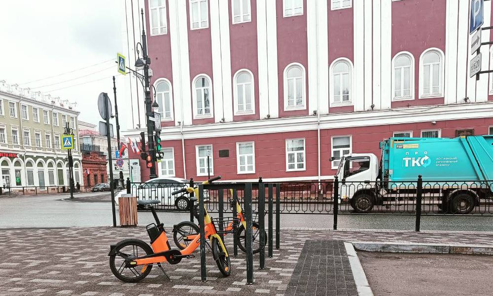 Число принудительно эвакуированных электровелосипедов сократилось в 10 раз В этом сезоне в Перми резко сократилось количество электровелосипедов, неправильно припаркованных на городских улицах. По данным мэрии, принудительно были эвакуированы 26 электровелосипедов. В прошлом году к середине июня власти вывезли на штрафстоянку 278 электровелосипедов. Как мы сообщали ранее, администрация Перми продлила на 2025 год финансирование программы по эвакуации с улиц города средств индивидуальной мобильности СИМ , размещенных с нарушением. Впервые эта программы была запущена в прошлом году. Весной 2024 года с улиц города начали вывозить и электросамокаты и электровелосипеды, которые были припаркованы с нарушением правил благоустройства. >