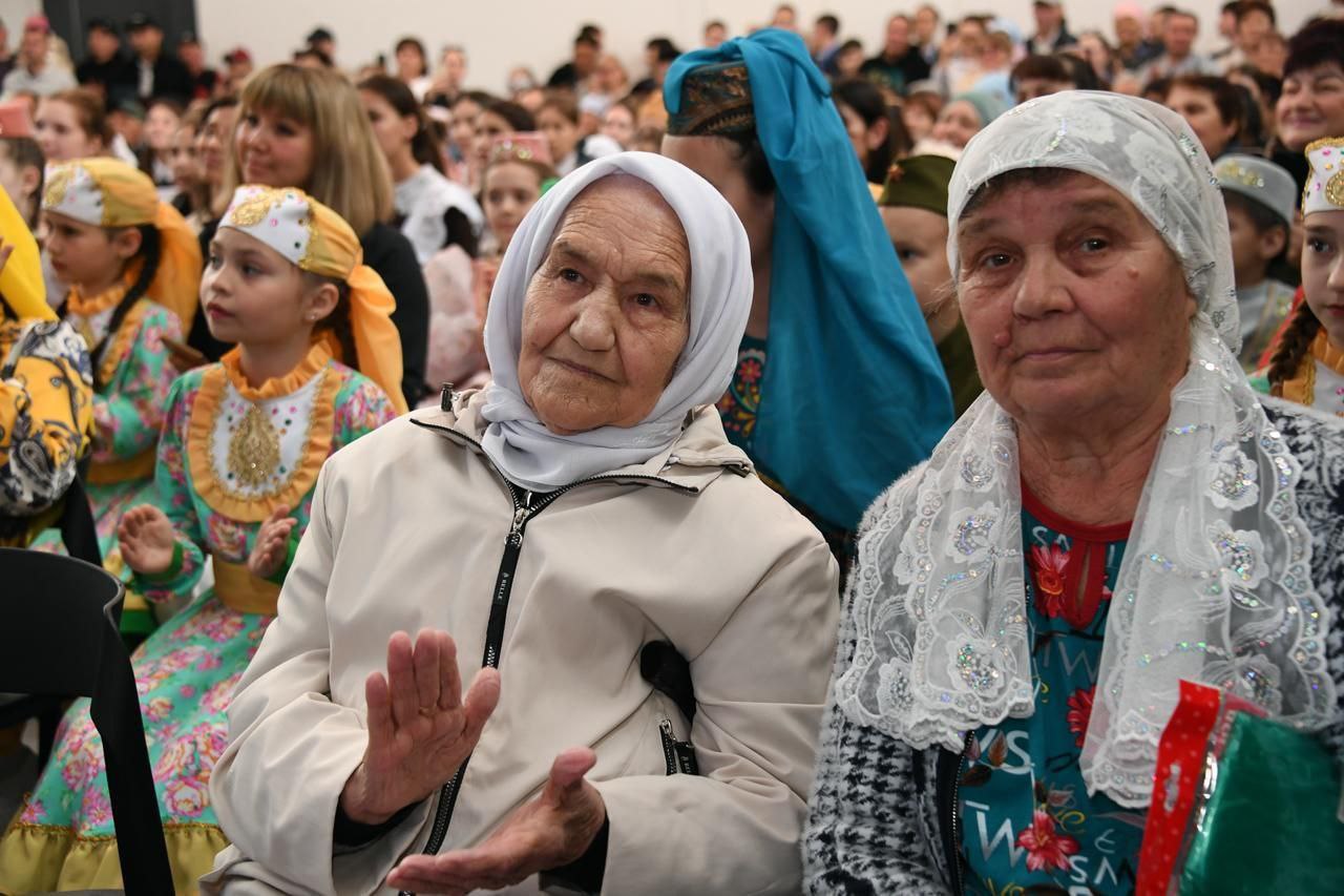 В селе Мальбагуш Азнакаевского района открыли уникальный объект - многофункциональный культурный центр "Мелля", построенный с использованием 3D печати. Это самое высокое в России здание, напечатанное на 3D-принтере. Здесь разместились пространства для творчества и досуга, библиотека и даже коворкинг! Бу уникаль мәдәният йорты авылның дәртле йөрәге булсын. Авыл халкы биредәге мөмкинлекләрдән актив файдалансын. Алга, «Мәллә»! Хәерле сәгатьтә!