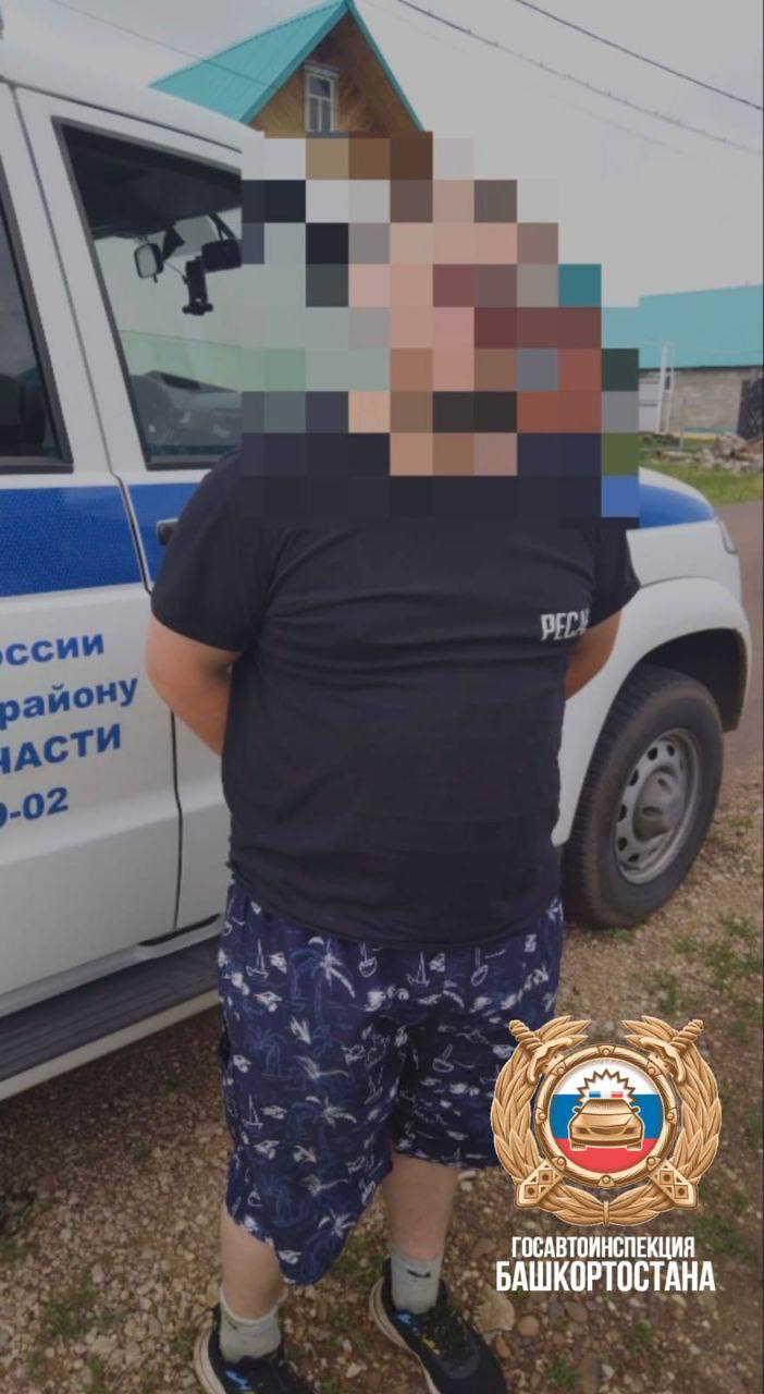34-летнего водителя с мешком конопли задержали в Ишимбайском районе Инспекторы ДПС остановили ВАЗ-2110 для проверки документов. Во время беседы водитель нервничал и вёл себя подозрительно. Полицейские приняли решение провести досмотр его машины и обнаружили в багажнике мешок с растительной массой со специфическим запахом. На место происшествия приехала полиция. Они изъяли растительную массу и установили, что в мешке конопля. Возбуждено уголовное дело по статье "Незаконные приобретение, хранение, перевозка, изготовление, переработка наркотических средств, психотропных веществ или их аналогов в крупном размере".