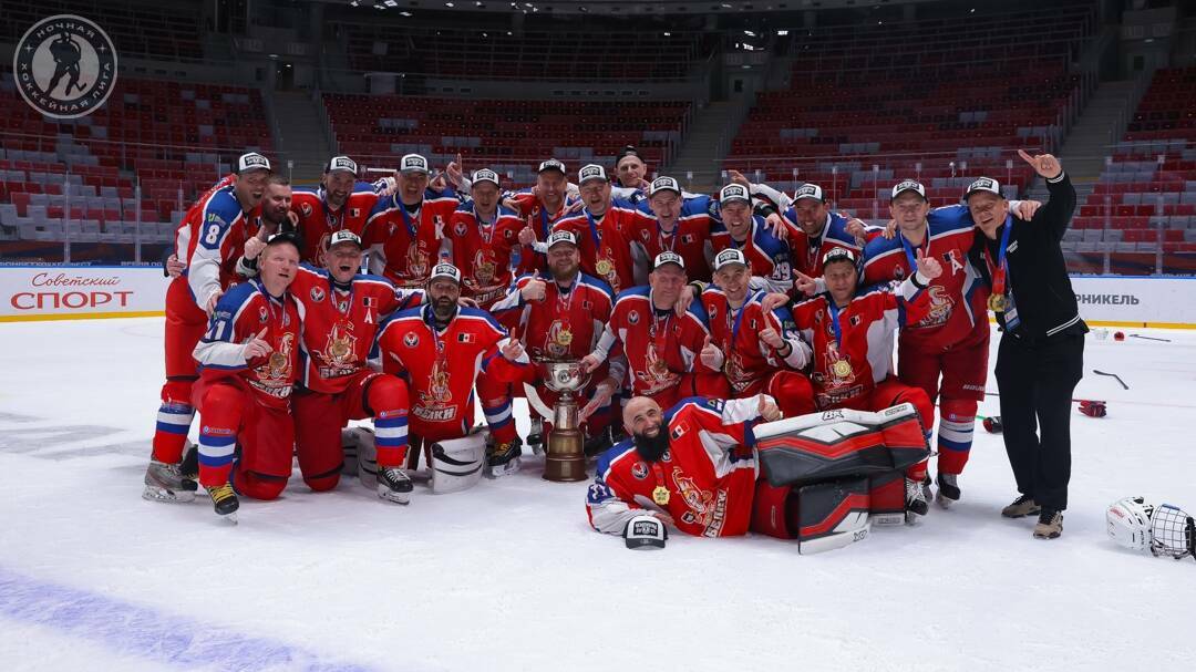 «Камские Белки» выиграли Кубок Крутова, Айрат Валиуллин стал лучшим вратарем Ночной лиги Вчера «Камские Белки» победили «Большой Спорт» 4:2 в финале «Лиги Чемпионов 40+» на Фестивале хоккея-2025. Таким образом, ижевский клуб завоевал Кубок Крутова Ночной хоккейной лиги и стал обладателем гранта Министерства спорта Российской Федерации на 100 миллионов рублей на строительство ледовой арены. После этого стали известны лучшие игроки «Лиги Чемпионов 40+». В их число вошел вратарь «Камских Белок» Айрат Валиуллин. С ним весь сезон работал Эмиль Гарипов, который выступал за «Ак Барс» и брал с ним Кубок Гагарина в 2018-м году. Читать полностью