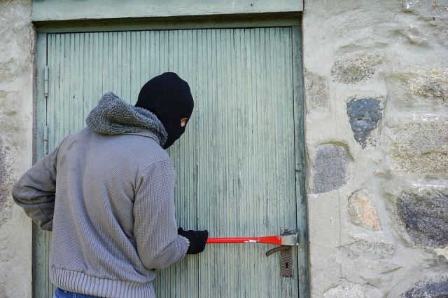 На Камчатке задержали вора-рецидивиста, укравшего мопед и лодку В Петропавловске-Камчатском полиция задержала 29-летнего местного жителя, который уже не впервые попадает в поле зрения правоохранителей за кражи. На этот раз мужчина взломал деревянный гараж, выбив одну из досок, и похитил мопед «Хонда Дио» и надувную лодку «Лиман». Общий ущерб от кражи составил 40 тысяч рублей. В отношении подозреваемого возбудили уголовное дело по части 2 статьи 158 УК РФ «Кража» . За такое преступление ему может грозить до шести лет лишения свободы. Пока суд избрал ему меру пресечения — подписку о невыезде и надлежащем поведении. Как стало известно "ЧП Камчатка", ранее задержанный уже привлекался к ответственности за аналогичные преступления. Теперь ему предстоит ответить за новую кражу.