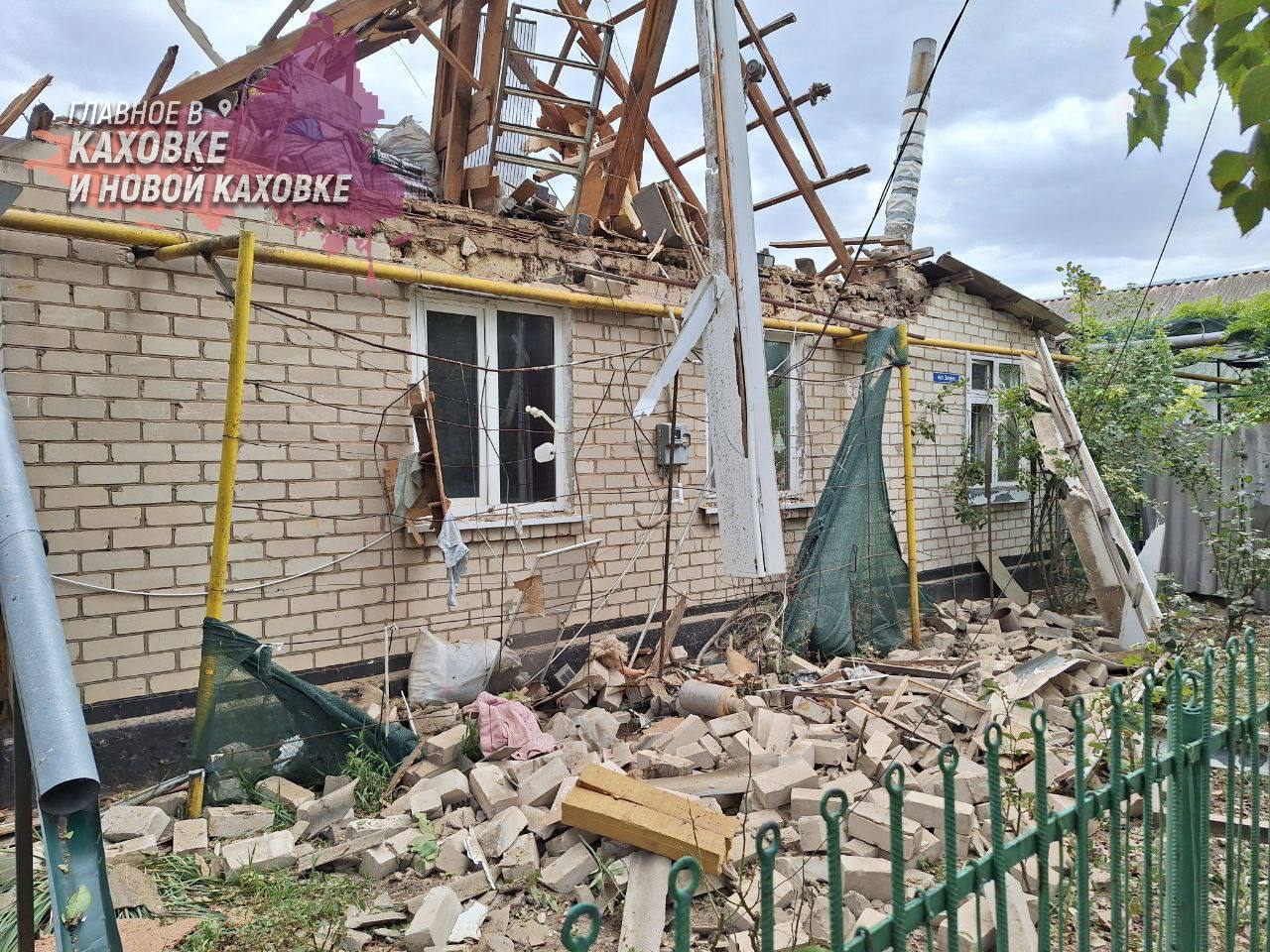 В результате обстрелов со стороны ВСУ за сутки один человек погиб   В Алешках погиб мужчина в результате обстрелов ВСУ, еще один мужчина ранен в Новой Каховке. В Раденске повреждено административное здание, в селе Памятное уничтожены нежилой дом и постройки.