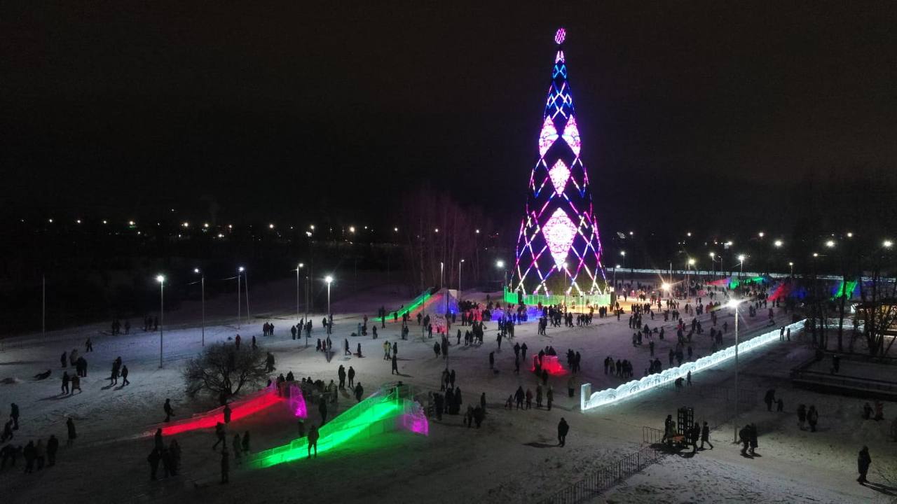 Стала известна дата открытия главной городской елки Красноярска.  Власти Красноярска рассказали, когда пройдет открытие главной городской елки. Она, как и прежде, будет расположена на острове Татышев.  Планируется, что главная городская елка откроется 27 декабря. Локацию оформят в стиле балета «Щелкунчик».  Ледовые городки появятся во всех районах Красноярска. Площадки планируют открыть с 22 по 26 декабря.