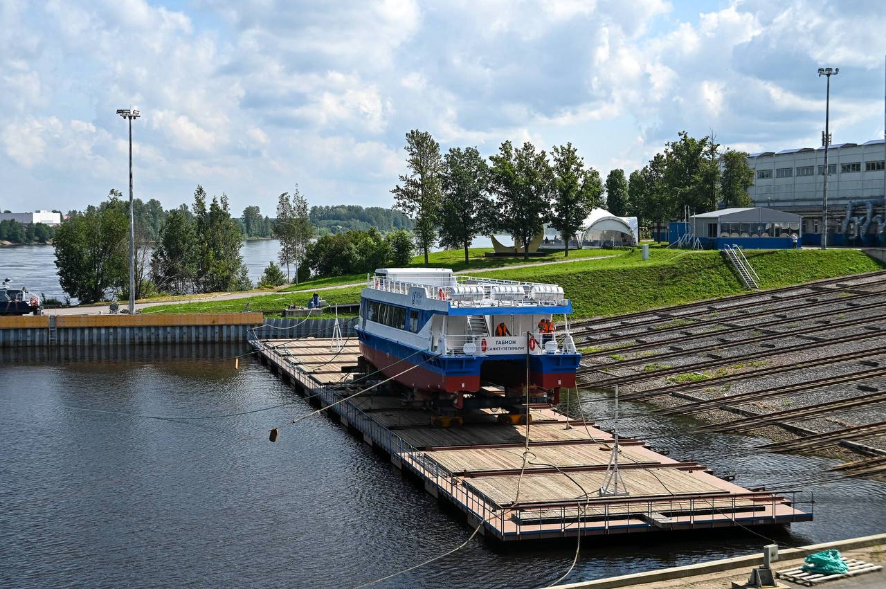 На Средне-Невском судостроительном заводе спустили на воду прогулочный катамаран «Габион» Это третье судно серии из четырех катамаранов проекта «Соммерс». Они предназначены для работы на экскурсионных маршрутах в Кронштадте и спроектированы с учетом особенностей расположения фортов в акватории Финского залива. Так, самый первый форт Кронштадта – «Кроншлот» имеет узкий вход во внутреннюю гавань, что делает невозможным проход существующих типовых речных судов из-за их габаритов и маневренных характеристик. Новые экскурсионно-прогулочные суда обладают улучшенными мореходными качествами и оснащаются по последнему слову техники. «Крестной матерью» прогулочного катамарана стала Татьяна Чекалова – ответственный секретарь Морского совета при Правительстве Санкт-Петербурга. В скором времени «Габион» выйдет в свой первый рейс и станет неотъемлемой частью водного транспорта Петербурга.