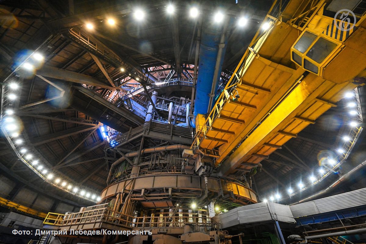 Цены на сталь могут восстановиться не ранее конца 2026 года Аналитики ухудшают прогнозы развития стального рынка в России из за сохраняющегося кризиса объем производства плоского проката по итогам девяти месяцев 2025 года снизился на 9 год к году потребление на 13 несмотря на начавшееся снижение ключевой ставки На глобальном рынке ситуация также остается сложной из за растущего двузначными темпами экспорта стали из Китая Потребление металлоконструкций продолжает снижаться В 2025 году показатель составит 2 1 млн тонн в 2026 году 1 9 млн тонн Оживление рынков и рост потребления до около 2 9 млн тонн ожидается не ранее 2030 года Ъузнал