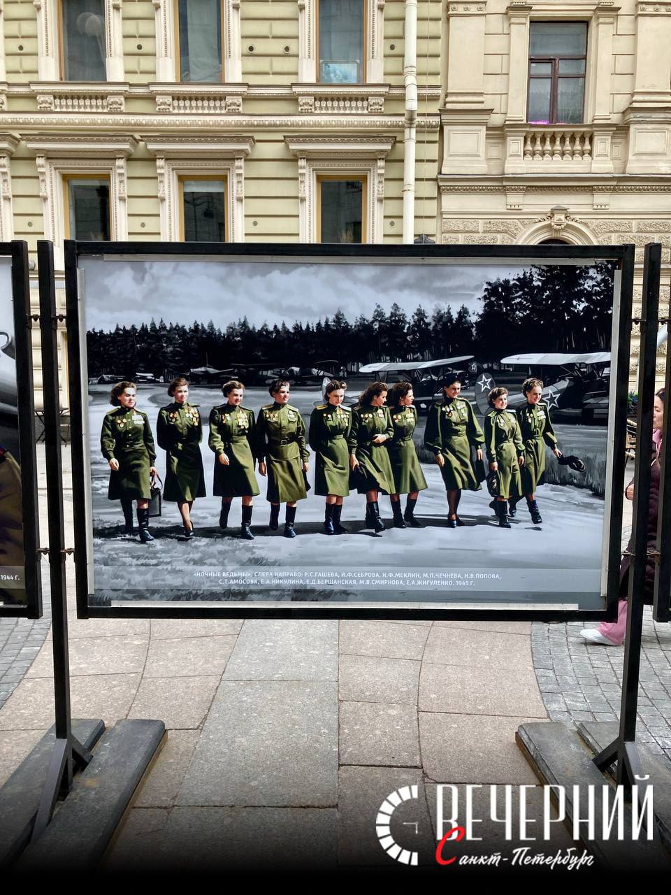 Фотовыставка к 80-летию Победы на Большой Морской В центре Петербурга, на Большой Морской улице, открылась фотовыставка РИА «Армия России» Министерства обороны РФ, посвящённая 80-летию Победы в Великой Отечественной войне. В экспозиции представлены уникальные кадры из военных архивов. Современная графическая обработка помогает по-новому взглянуть на эпизоды фронтовой жизни и прочувствовать судьбы героев. Фото: Дмитрий Зашихин Вечерний Санкт-Петербург