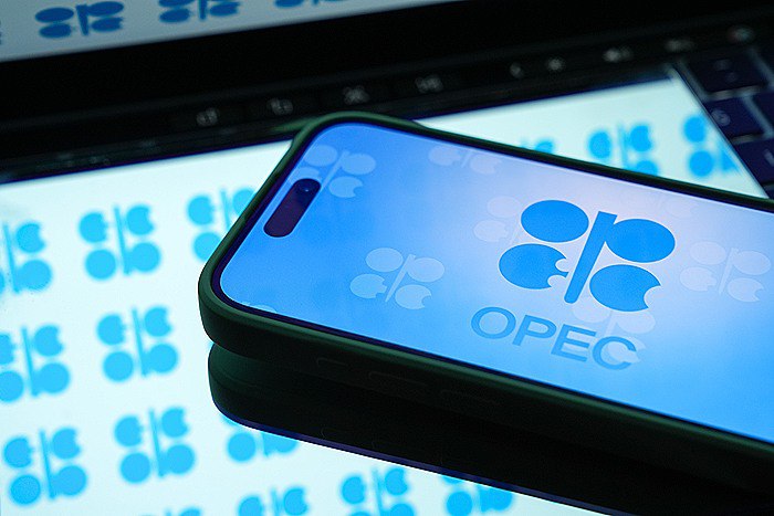 Восемь стран ОПЕК+, добровольно ограничившие в 2023 году добычу нефти на 2,2 млн баррелей в сутки, приняли решение с июня увеличить добычу на 411 тыс. б/с, что эквивалентно трем ежемесячным приростам, говорится в пресс-релизе ОПЕК. В марте было решено, что увеличение добычи начнется с апреля на ежемесячной основе и продлится до сентября 2026 года, то есть, с ежемесячным шагом примерно 135-140 тыс. б/с. Однако в апреле было решено об ускорении наращивания в объеме 411 тыс. б/с на май, что было эквивалентно трем ежемесячным надбавкам. Фото: Dilara Irem Sancar/Anadolu via Getty Images