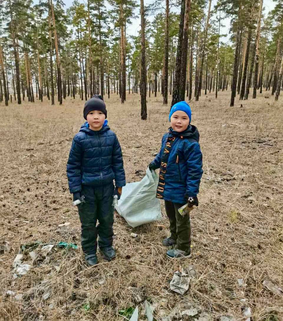 Месячник чистоты пройдет в Улан-Удэ с 29 марта по 26 апреля  Итоговым мероприятием станет общегородской субботник, который состоится 26 апреля, сообщила заместитель председателя по благоустройству Комитета городского хозяйства администрации города Улан-Удэ Инга Донаканян на брифинге в мэрии.   - Администрациями районов города разрабатывается план мероприятий по очистке и благоустройству города. В него будут включены очистка придомовых территорий, прилегающих территорий к зданиям и сооружениям, также уборка общественных территорий, будут организованы экологические десанты. Мы будем отрабатывать мероприятия с управляющими кампаниями, частными домовладениями, коммерческими организациями, - рассказала Инга Григорьевна.    В рамках месячника чистоты планируется проводить очистку подвалов и чердаков зданий, осушение подвалов, дезинфекцию мусороприемных камер, приведение в порядок контейнерных площадок.   Приглашаем горожан принять участие и вместе сделать наш город чище и уютнее!  Фото из архива мэрии Улан-Удэ