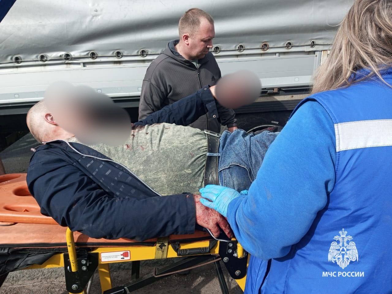 Три фуры столкнулись паровозиком на трассе М-7, двоих мужчин зажало Между селами Лаяшты Илишевского района и Асяново Дюртюлинского района врезались 3 фуры. В результате ДТП в фуре, которая была последней зажало водителя и пассажира. Сотрудники МЧС России и Госкомитета РБ по ЧС с помощью гидровлического инструмента извлекли пострадавших. Медиками они доставлены в больницу. Состояние оценивается врачами как тяжелое. Сотрудниками Госавтоинспекции организовано оцепление участка автомобильной дороги, движение перекрыто, имеется объезд.