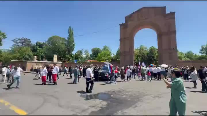 Шествие 'Бессмертного полка' в Ереване завершилось запуском воздушных шаров