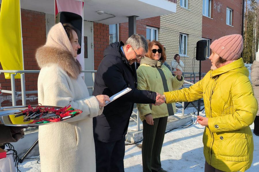 В Лесном состоялась торжественная церемония вручения ключей от квартир 36 детям-сиротам. Новый дом на улице Ленина — первый с начала реализации госпрограммы, построенный специально для детей-сирот  Общая площадь квартир составляет 1,2 тыс. квадратных метров. В квартирах установлены окна с пятикамерным профилем. Температура в комнатах контролируется с помощью терморегуляторов, установленных на современных радиаторах, а утепление, согласно проекту, устроено с запасом.  Одним из счастливых новоселов оказался Антон Задвинский с семьей. Сейчас они с супругой и двумя маленькими сыновьями живут на съемной квартире. Вместе с женой Антон собирался брать ипотеку, но неожиданно раздался звонок, и теперь семье необходимо решать другие вопросы, связанные с обустройством новой квартиры.  «Со временем приобретем все, что нужно. Будет трудно, но мы справимся. Главное произошло то, чего уже и не ждали. Отличный подарок к моему тридцатилетнему юбилею», — сказал Антон.    департамент информационной политики Свердловской области   Подписаться на «ОГ» Прислать новость Поддержать канал