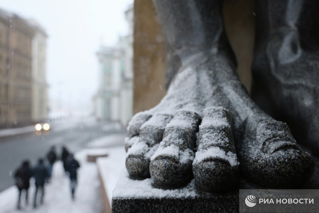 Врачи предупредили об опасности переохлаждения стоп и посоветовали как правильно подобрать обувь Низкая температура способствует сужению сосудов делает кровь более густой что повышает риск образования тромбов При выборе обуви зимой следует отдавать предпочтение натуральной коже и натуральным наполнителям внутри изделия Подписаться на РИА Новости