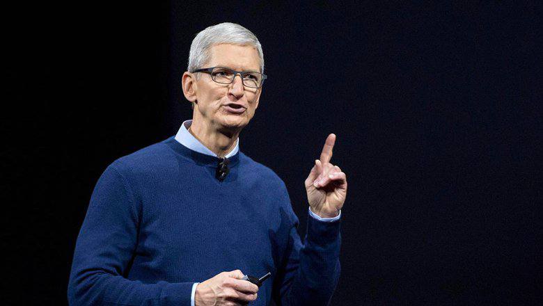 Тим Кук может покинуть пост главы Apple Генеральный директор ставший лицом компании за годы своего руководства готовится к уходу По данным известного инсайдера Марка Гурмана наиболее вероятным преемником Кука станет старший вице президент по аппаратной инженерии Джон Тернус Именно он презентовал новый флагман в этом году iPhone Air