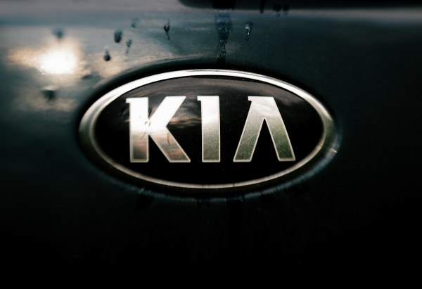 Роспатент зарегистрировал товарный знак KIA Одобрены минимум шесть наименований продукции автомобильной марки. Как сообщает РИА Новости, последние три заявки были согласованы 16 апреля. Их компания подала в сентябре прошлого года. Согласно документации, южнокорейский бренд сможет проектировать в России автомобильные заводы, производить и продавать машины, предоставлять услуги по их дизайну, а также заниматься реализацией технических масел и смазок. Подпишись на «Говорит Москва»