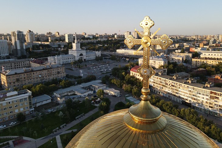 В собор Александра Невского в Волгограде 2 октября прибудет ковчег с частицей мощей блаженной Матроны Московской Об этом как передает V102 RU сообщили в Волгоградской епархии Святыню встретят в 11 00 Будет совершен молебен с чтением акафиста святой Ковчег будет пребывать в главном храме города до 5 октября 16 00 Мы в МАХ   max ru v102ru Подписывайтесь