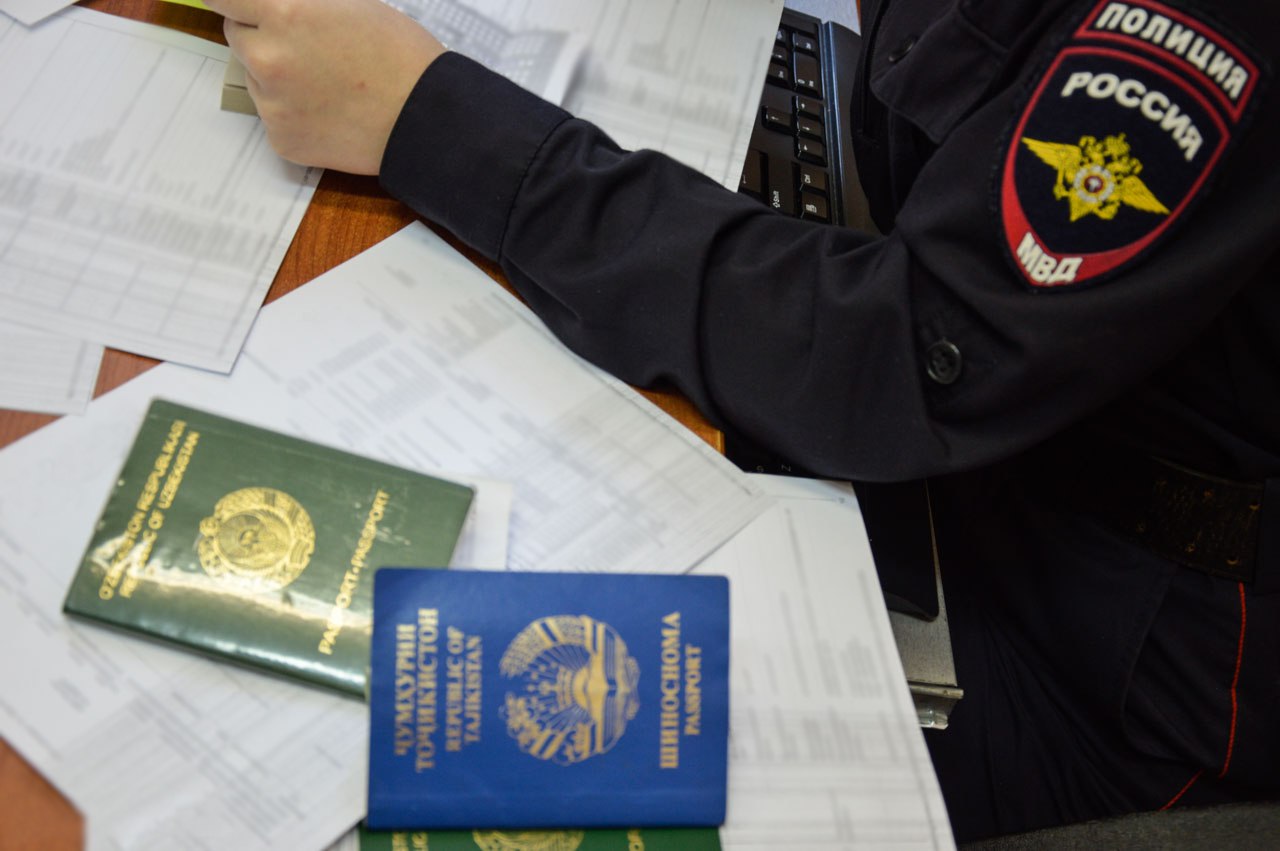 На Камчатке полицейские возбудили уголовное дело по факту фиктивной регистрации по месту пребывания пяти иностранных граждан Сотрудники полиции выявили факт фиктивной постановки на учет по месту пребывания иностранных граждан в Елизовском районе по улице Яблоневая По версии дознания 38 летняя предприниматель в период с 25 февраля по 22 августа 2025 года осуществила фиктивную постановку на миграционный учет по месту пребывания пяти иностранных граждан республики Кыргызстан не имея намерения и возможности предоставить жилое помещение для проживания Дознавателем ОМВД России по Елизовскому району в отношении фигурантки возбуждено уголовное дело по признакам преступления предусмотренного статьей 322 3 Уголовного кодекса Российской Федерации Фиктивная постановка на учет иностранного гражданина или лица без гражданства по месту пребывания в Российской Федерации Женщине избрана мера процессуального принуждения в виде обязательства о явке Санкцией статьи предусмотрено наказание в виде лишения свободы на срок до пяти лет Полиция Камчатки