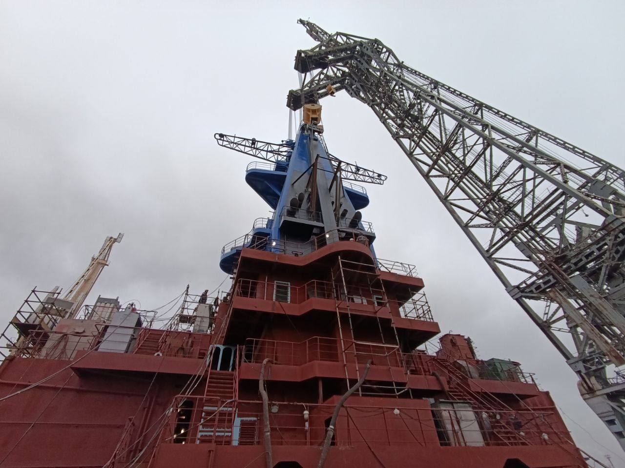 На атомном ледоколе Чукотка установлена мачта Формирование надстройки атомного ледокола проекта 22220 Чукотка строящегося на Балтийском заводе ОСК выходит на финальный этап Корабелы погрузили на судно мачту высотой 18 6 м и весом 76 тонн оборудованную газоходами от резервных дизель генераторов атмосферными и воздушными трубами шпигатной системой для удаления воды Конструкцию предстоит оснастить навигационным оборудованием лафетами для тушения возгораний на аварийных судах а также установить на ней сигнальные огни и прожекторы С установкой мачты ледокол Чукотка получил свои окончательные габариты по высоте почти 60 м В ближайшее время специалистов Балтийского завода ОСК ждет очередная ответственная операция по погрузке на этот раз ходовой рубки Универсальный атомный ледокол Чукотка пятое судно проекта 22220 которое строится на Балтийском заводе ОСК по заказу госкорпорации Росатом Ледокол заложен 16 декабря 2020 года спущен на воду 6 ноября 2024 года В церемонии спуска принял участие президент России Владимир Путин Атомоходы проекта 22220 предназначены для обеспечения круглогодичной навигации в западном районе Арктики  Оставайтесь на нашей волне