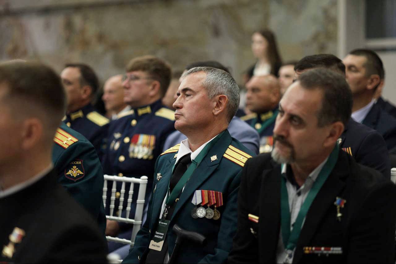 В Краснодаре стартовала программа обучения для участников кадрового проекта Герои Кубани Это старт большого пути который объединяет уникальный опыт участников и ветеранов СВО и современные знания необходимые для гражданской службы и руководящей работы По словам губернатора Вениамина Кондратьева участники проекта уже доказали свои качества на отборочных этапах а после окончания обучения их ждет работа в органах власти и корпоративном секторе Хочу поблагодарить вас от каждого из шести миллионов жителей Кубани за то что в ответственное для страны время встали на защиту Родины Проект Герои Кубани создан именно для того чтобы находить таких сильных и деятельных граждан как вы интегрировать их в органы власти систему управления и реальный сектор экономики отметил глава региона Впереди насыщенная программа которая продлится до 11 сентября лекции и мастер классы от ведущих экспертов командные проекты практические тренинги и работа с наставниками из числа руководителей региона Благодарим каждого за верность долгу и желание двигаться вперёд