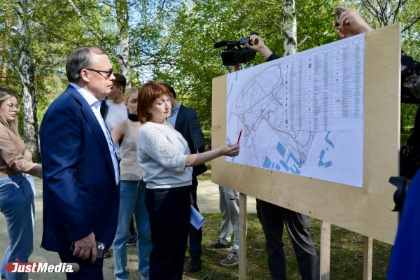 В Екатеринбурге благоустройство парка 50 летия ВЛКСМ завершат раньше срока в 2026 году Планируется что уже благоустроенную часть парка откроют для посещения зимой Об этом заявил заместитель главы Екатеринбурга Владимир Гейко Все что планировали выполнили и перевыполнили идем с опережением графика Уже завершены работы на 1 3 территории парка установлены детские площадки спортивная площадка площадка для выгула собак На этой неделе будет завершено обустройство всей дорожно тропиночной сети а также посадка деревьев и кустарников сказал Владимир Гейко Специалисты завершают монтаж сети освещения и переходят к установке системы видеонаблюдения Зимой специалисты проведут очистку водоема и подготовительные работы к благоустройству в весенне летний период второй части парка justmediaru