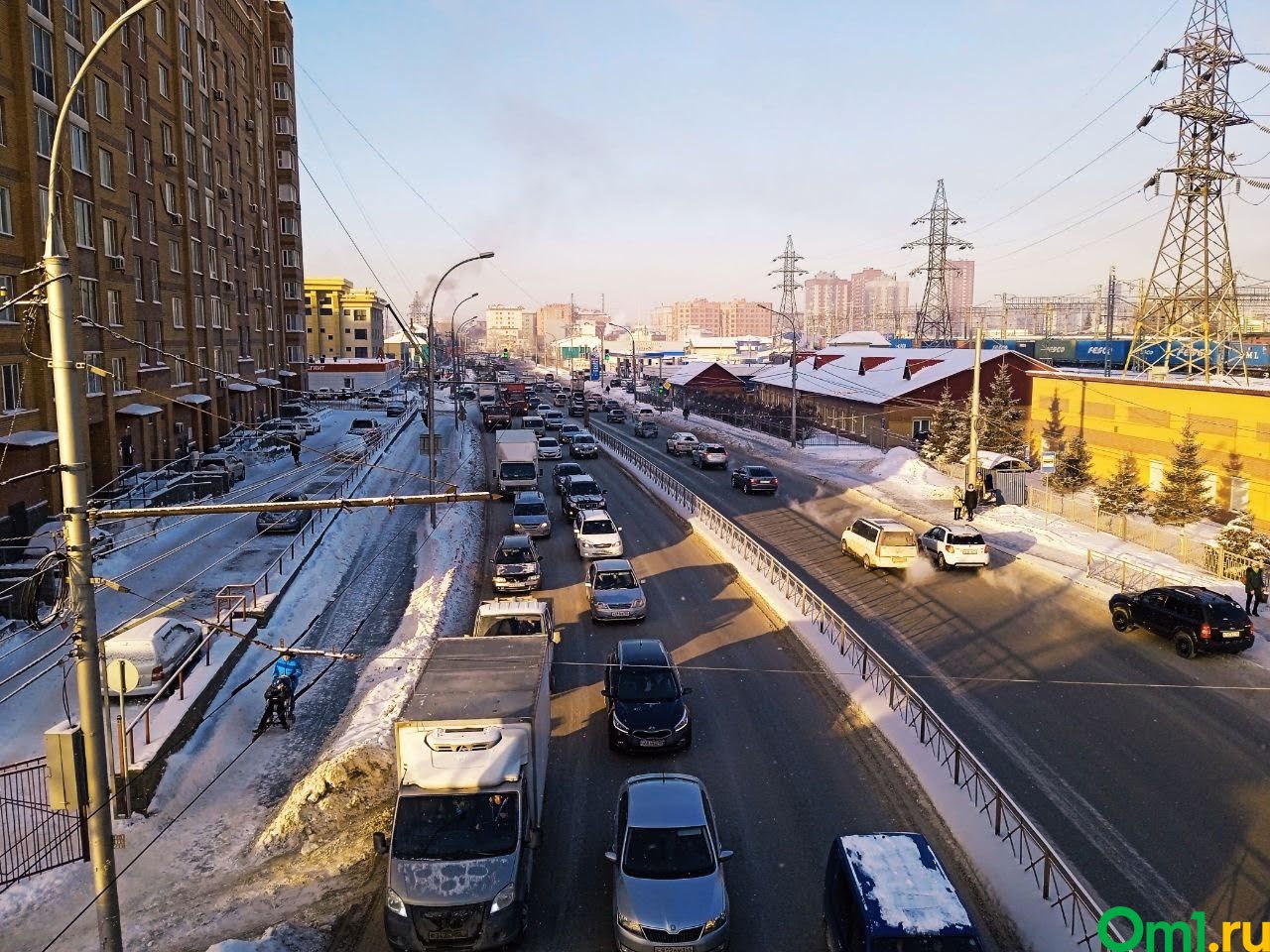 В утренний час пик Новосибирск сковали сильные пробки  С раннего утра на дорогах Новосибирска уже образовались заторы. Жители города стоят в пробках на улицах проезд Энергетиков, Станиславского, Ватутина, Большевистской, Танковой и на Красном проспекте.  Ситуация на дорогах осложняется из-за нескольких ДТП, которые произошли на улицах Станиславского, проезде Энергетиков, Димитровском мосту, Большевистской и Красном проспекте.