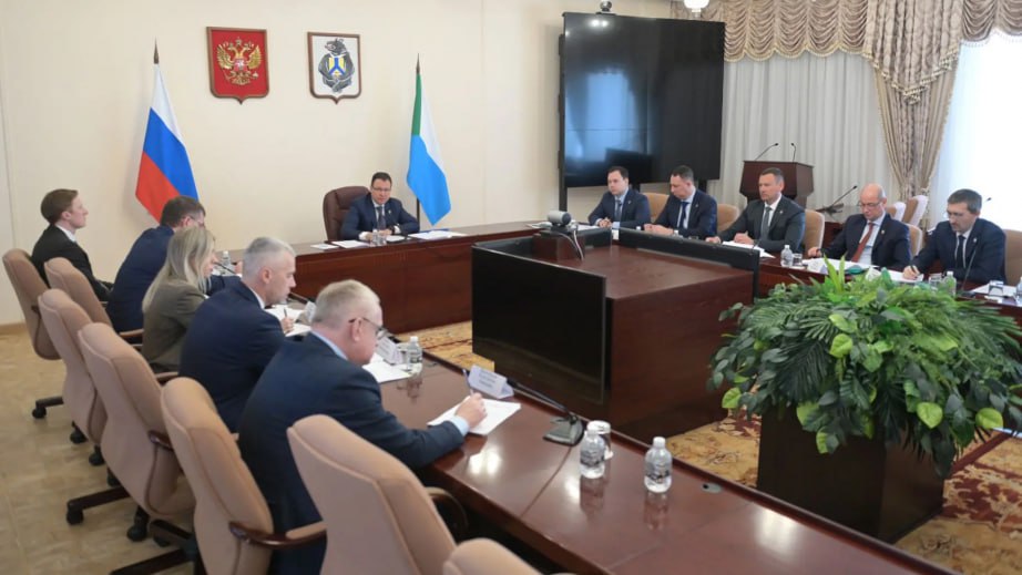 Акции Хабаровского судостроительного переданы в собственность края Предприятие перешло в собственность региона а именно краевого Центра содействия и поддержки промышленности ООО ЦСПП Таким образом выполнено поручение губернатора Дмитрия Демешина по проведению необходимых корпоративных процедур и передаче акций АО ХСЗ организации находящейся в контуре управления региональных властей Следующим шагом стало внесение изменений в устав предприятия после его регистрации в федеральной налоговой службе состоится назначение нового генерального директора завода Фото Вячеслав Реутов Пресс служба Правительства Хабаровского края Подробнее на сайте Вести Хабаровск