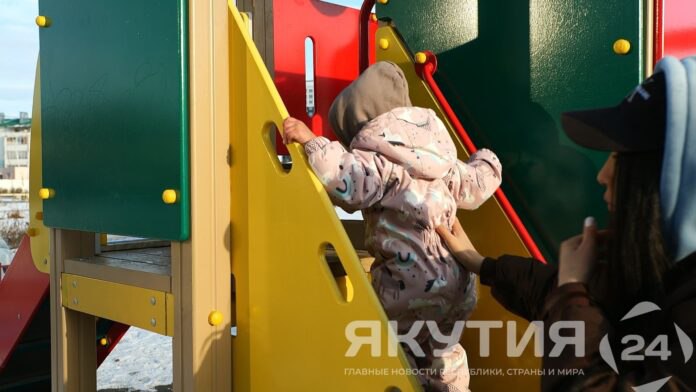 Более 32 миллиардов направили в Якутии на поддержку семей с детьми В 2025 году в Якутии на поддержку семей с детьми выделено более 32 млрд рублей 27 9 млрд рублей выделены из федерального бюджета 4 2 млрд из бюджета республики сообщает Минтруд республики Работа по поддержке семей с детьми проводится во исполнение целей и задач национального проекта Семья инициированного президентом России Владимиром Путиным По результатам работы системы мер поддержки федерального и регионального уровней от самого рождения ребёнка до его совершеннолетия Якутия сохраняет лидирующие позиции по основным демографическим показателям среди регионов Дальнего Востока и Российской Федерации Фото Якутия 24 yk24 ru в MAX Telegram ВК VK Видео