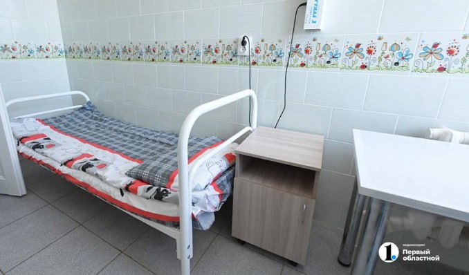 Пенсионерку из Челябинска удерживают в египетской клинике из за долга в 6000 68 летняя туристка отдыхала с мужем в Шарм эль Шейхе В какой то момент у женщины появилась резкая боль в животе Врачи местной клиники диагностировали непроходимость кишечника и провели экстренную операцию Страховая компания обещала оплатить все услуги больницы но перевела на счет клиники только тысячу долларов из семи У женщины забрали паспорт она не может вернуться домой Подписаться Прислать новость Подпишись на МАХ