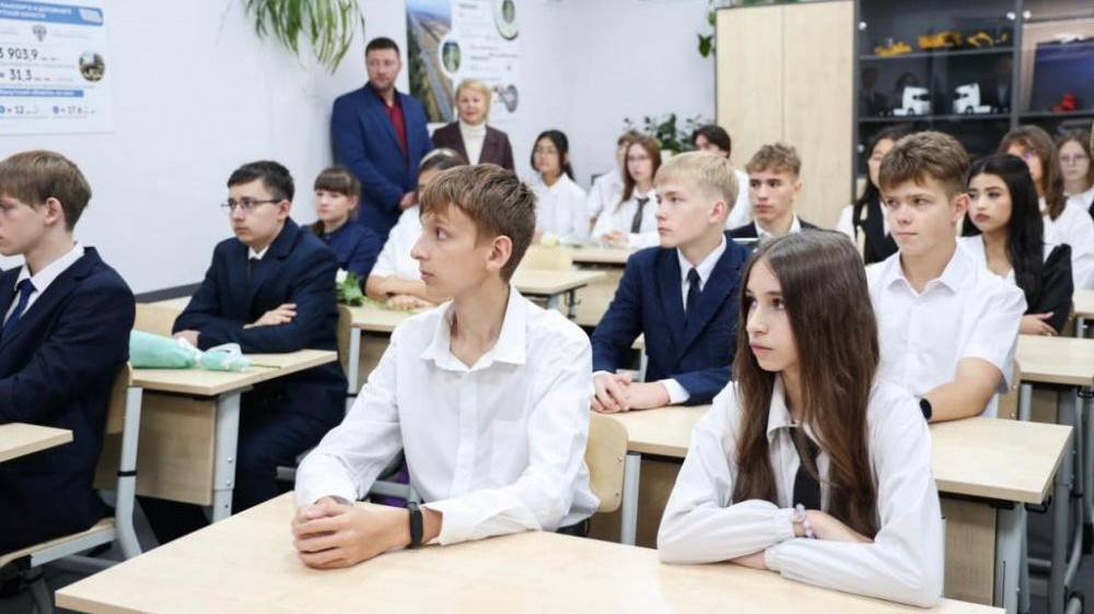 В Иркутске открыли первый в Сибири дорожный класс Профильный класс появился в школе 18 Иркутска в рамках федеральной программы Профессионалитет при поддержке Федерального дорожного агентства Здесь будут готовить будущих инженеров проектировщиков и техников для транспортной отрасли Ученики будут углубленно изучать физику и математику посещать практические факультативы на базе профильных колледжей и вузов Вся Сибирь Подписаться Инна Охотина новости Иркутскаяобласть