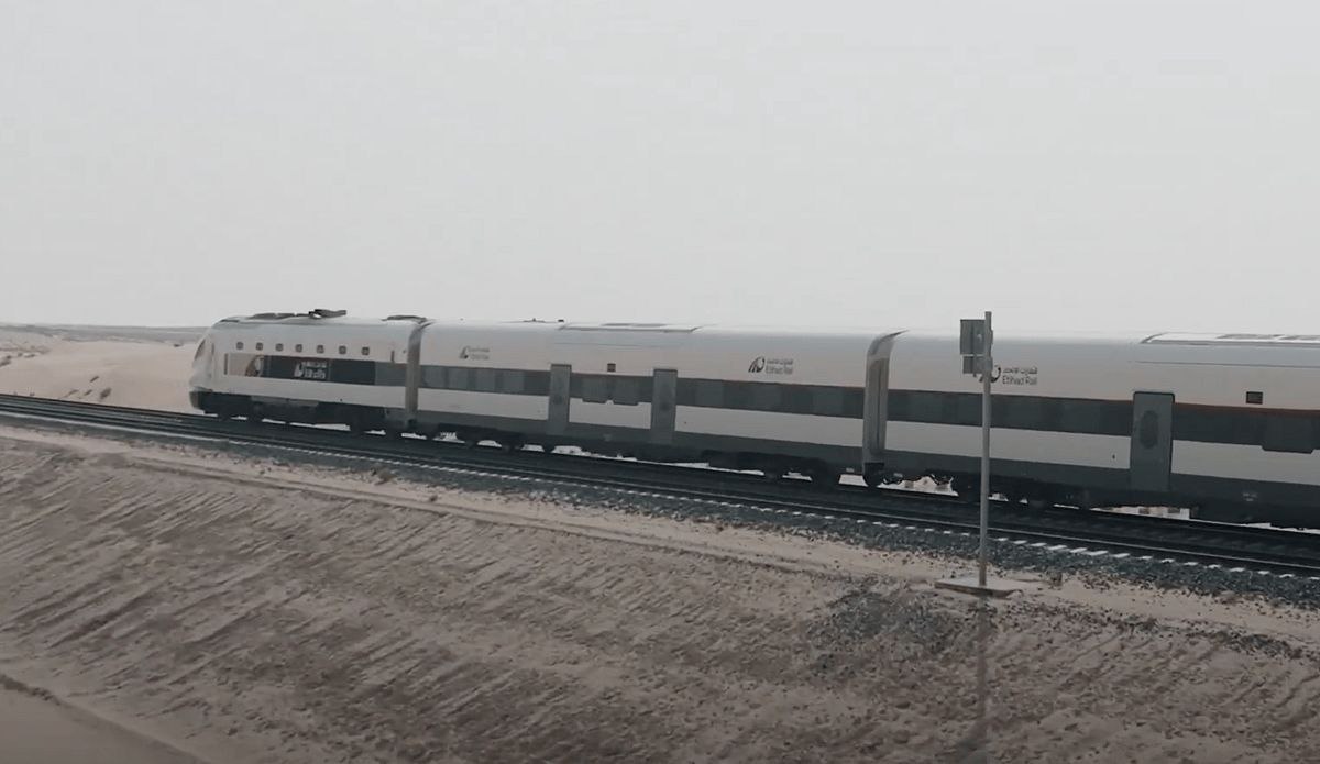 Пассажирская железнодорожная перевозка в ОАЭ Etihad Rail начнет работать в 2026 году Железнодорожная сеть протяженностью 1200 км соединит 11 городов и регионов всех семи эмиратов, включая: · Абу-Даби · Дубай · Шарджу · Рас-аль-Хайму · Фуджейру · Эль-Айн · Рувайс · Аль-Мирфу · Аль-Дхаид · Гувейфат на границе с Саудовской Аравией · Сохар Оман, через проект Hafeet Rail . Пассажирский поезд Etihad Rail будет передвигаться со скоростью до 200 км/ч. Это позволит значительно сократить время в пути между эмиратами. Время в пути на пассажирских поездах составит: · Абу-Даби - Дубай – около 57 минут · Абу-Даби - Рувайс – около 70 минут · Абу-Даби - Фуджейра – около 105 минут · Дубай - Фуджейра – около 50 минут. Между Дубаем и Абу-Даби также будет работать новая высокоскоростная электрифицированная линия, по которой скоростной поезд будет перевозить пассажиров, разгоняясь до 350 км/ч. Этот маршрут объединит шесть станций на островах Рим, Яс, Саадият, в аэропорту Зайед Абу-Даби , недалеко от аэропорта Аль-Мактум в Дубае, и в Джаддафе, недалеко от Dubai Creek. Благодаря скоростной линии время в пути между этими двумя эмиратами сократится до 30 минут.