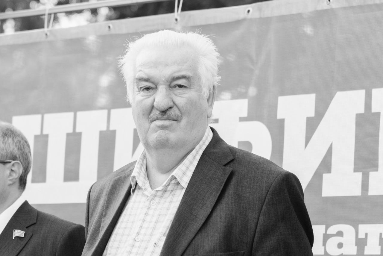 На 81 м году жизни после продолжительной болезни скончался Руслан Георгиевич Гостев Это была масштабная личность деятельный неравнодушный скромный и порядочный человек На протяжении жизни он ни разу не изменил своим идеалам и принципам основанным на справедливости и заботе о благе страны Воронежцы доверили ему представлять интересы своего региона в шести созывах Государственной Думы Начало его депутатской деятельности пришлось на непростые девяностые годы годы возрождения российского парламентаризма и поиска национального пути Руслан Георгиевич никогда не давал пустых обещаний землякам а смыслом его служения являлось укрепление государственности поддержка полезных инициатив и реальная помощь людям Воронежская область и вся Россия потеряли исключительно достойного гражданина Будем хранить память о нем От себя лично и от правительства области выражаю глубокие соболезнования родным и близким Руслана Георгиевича его друзьям и соратникам