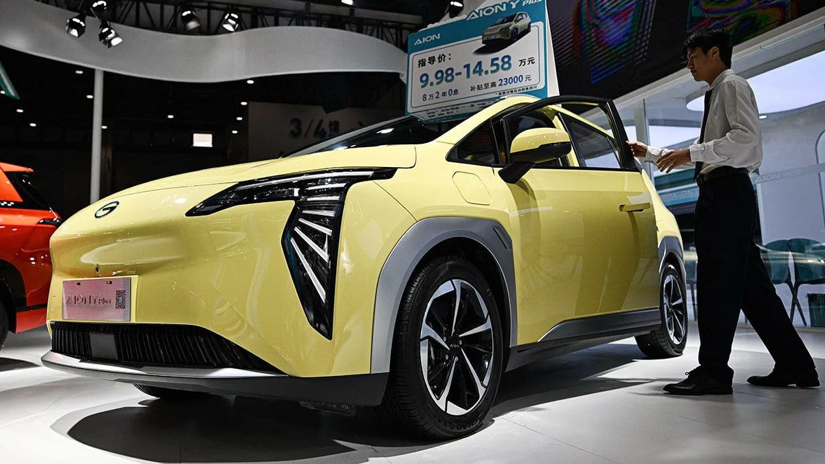 Яндекс будет выпускать собственный электромобиль для такси Как пишут Ведомости компания разрабатывает проект производства машины такси под собственным брендом для дальнейшего внедрения этого авто в свой таксопарк Авто получит название UMO 5 Товарный знак был зарегистрирован Яндексом 12 ноября В рамках Международной классификации товаров и услуг он проходит по классам 12 и 37 куда среди прочего входят автомобили и зарядка батарей транспортных средств Сейчас компания совместно с китайским концерном GAC ведёт переговоры с заводами которые могли бы предоставить площадку для производства машин Т е UMO 5 фактически будет очередным переделанным китайцем Стоимость UMO 5 составит 2 4 млн руб с учетом субсидии на электротранспорт Авто YDEX if market news