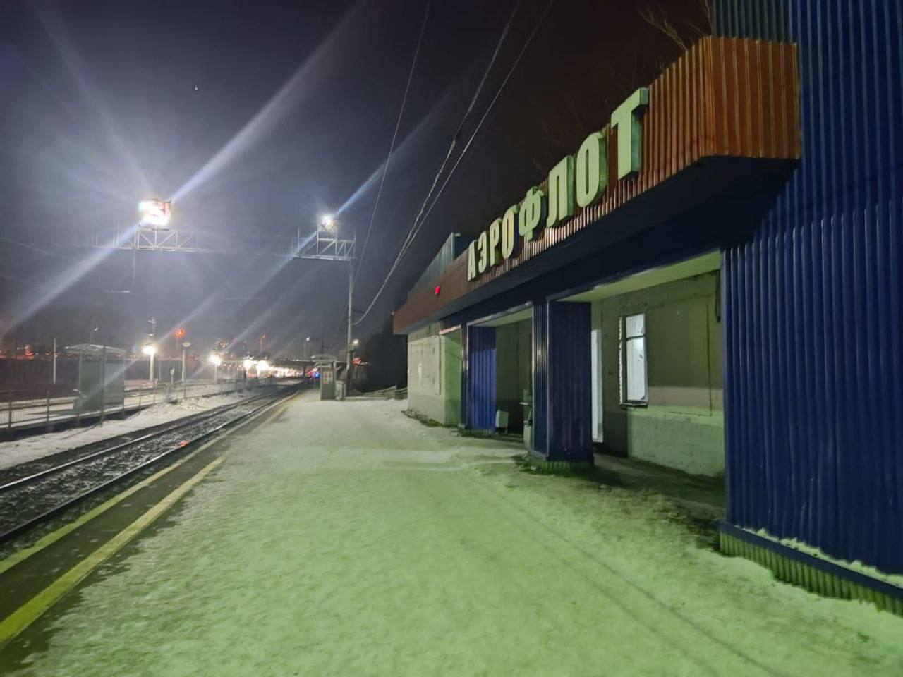 Смертельное пересечение Женщина погибла под поездом в г Обь Предварительно установлено что 43 летняя женщина попыталась пересечь пути перед приближающимся грузовым поездом в районе остановочного пункта Аэрофлот Несмотря на звуковой сигнал и экстренное торможение машинисту не удалось избежать наезда Женщина получила травмы несовместимые с жизнью и скончалась на месте НОВОСИБИРСК СЕГОДНЯ Новосибирск