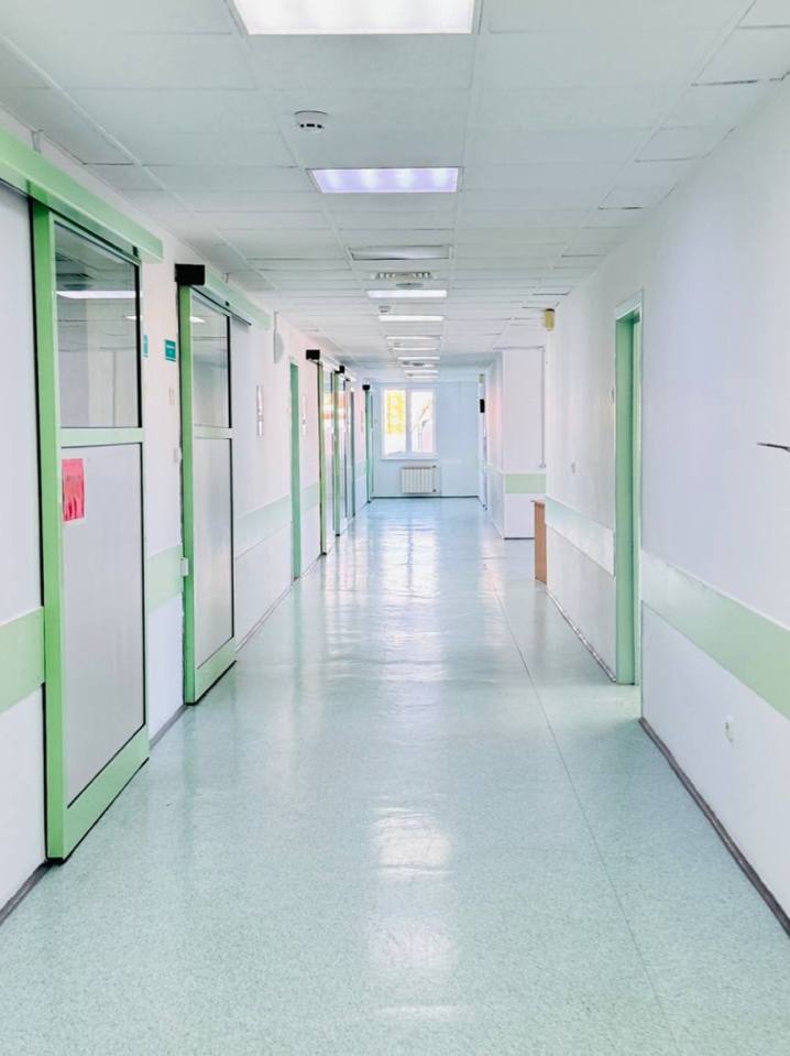 В Улан Удэ врачи спасли мать семерых детей с инфарктом кишечника 37 летняя женщина попала в больницу с сильнейшей болью в животе и кровавой рвотой Обследование показало закупорку сосуда кишечника тромбом Без кровоснабжения участок кишки начал отмирать Хирурги экстренно удалили почти метр повреждённой кишки сохранив работу пищеварительной системы Операция прошла успешно пациентку уже выписали но её ждёт длительное восстановление Врачи напоминают инфаркт кишечника часто маскируется под другие проблемы с желудком Если появилась резкая боль в животе кровь в стуле или рвоте слабость нужно немедленно обращаться за помощью