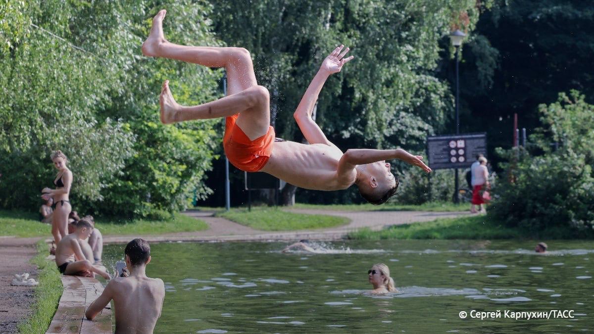 Роспотребнадзор признал семь зон в Москве пригодными для отдыха с купанием. Среди них: Озеро Белое; Озеро Белое; Школьное озеро; Тропарево; Мещерское; Серебряный бор-2; Серебряный бор-3. / Москва