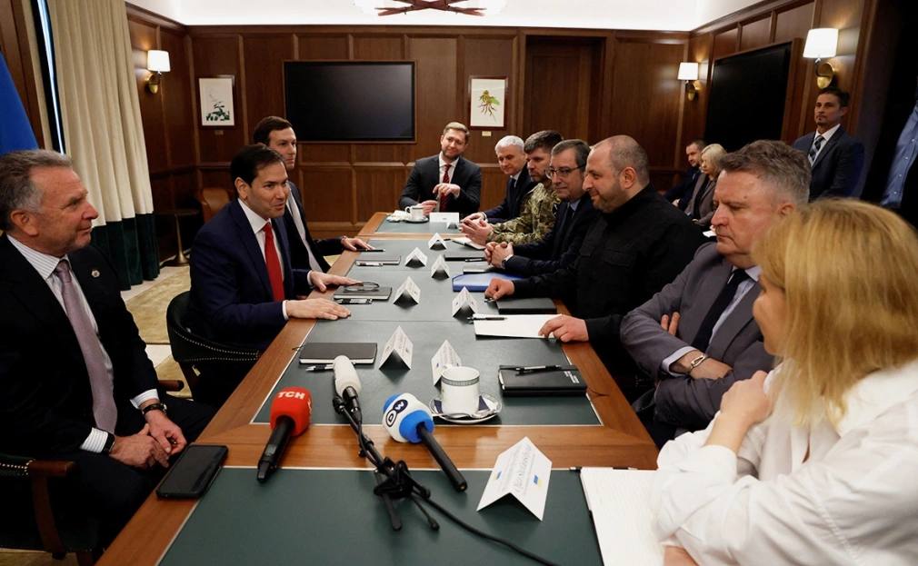 Вашингтон намерен достичь согласия с Киевом по территориям пишет Axios Необходимо также утвердить гарантии безопасности в рамках урегулирования ситуации на Украине Эти два пункта не удалось одобрить во время переговоров в Женеве в прошлое воскресенье сообщил портал Axios со ссылкой на высокопоставленного американского чиновника Украинцы знают чего мы от них ожидаем подчеркнул он UPD в Майами началась встреча украинской делегации возглавляемой секретарем Совета национальной безопасности и обороны Украины Рустемом Умеровым со спецпосланником президента США Дональда Трампа Стивом Уиткоффом госсекретарем Марко Рубио и зятем американского лидера Джаредом Кушнером для обсуждения деталей мирного плана Подписаться на Говорит Москва Telegram VK MAX