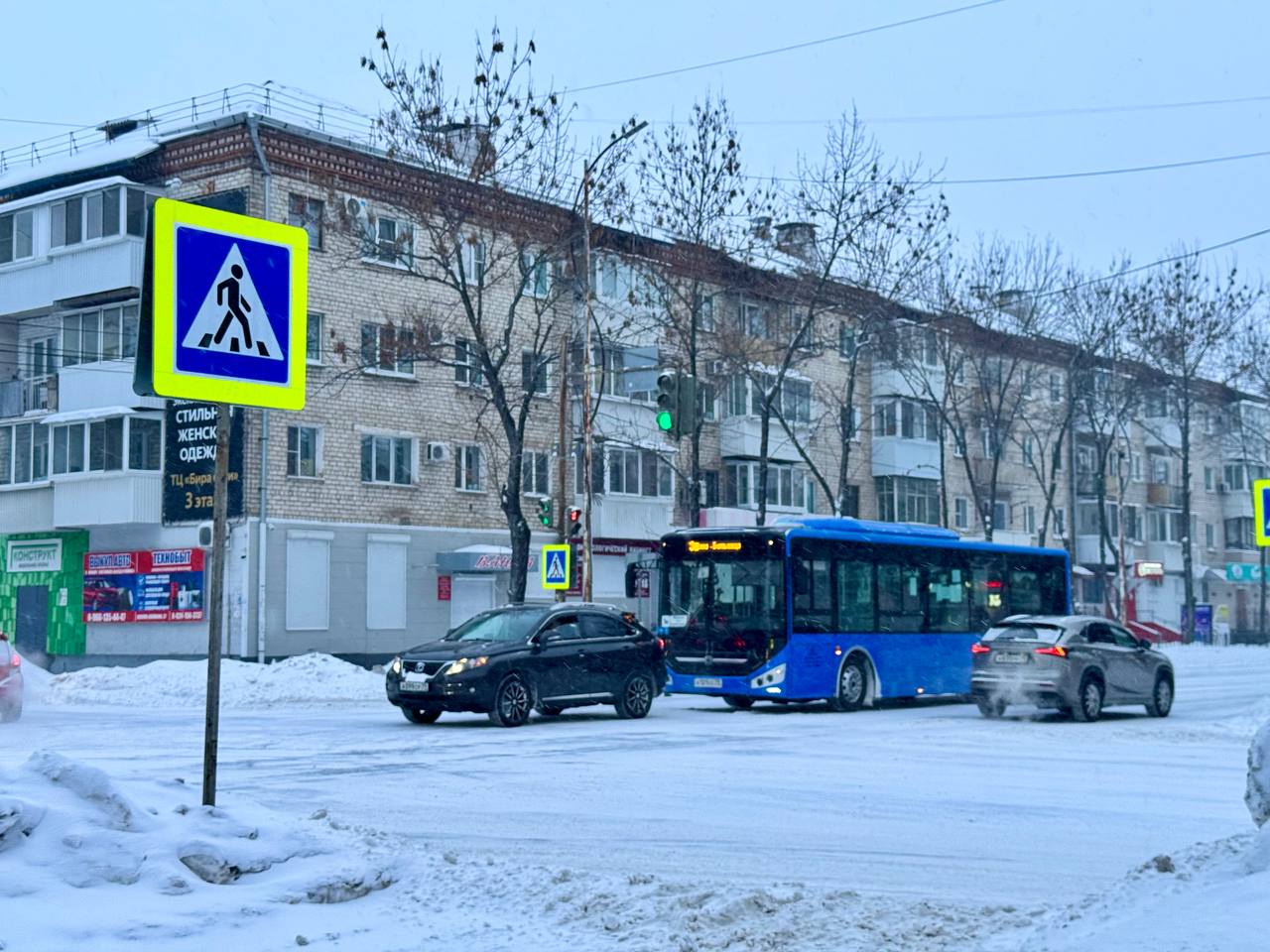 Назвали причину повышения оплаты за проезд на автобусе в Биробиджане Тариф в размере 29 рублей действовавший с ноября 2023 года остаётся неизменным уже два года несмотря на рост издержек перевозчиков Цена топлива выросла на 49 Запчасти и техобслуживание на 28 Заработная плата на 20 5 Расчётный экономически обоснованный тариф на 1 декабря 2025 года составляет 35 рублей за проезд одного пассажира включая 1 место багажа Именно в таком размере он утверждён Мэрия Биробиджана отмечает вместе с повышением тарифа усиливается контроль за качеством перевозок В ближайшее время пройдёт совещание с перевозчиками особое внимание будет уделено соблюдению расписания состоянию автобусов и обратной связи от пассажиров   спасибо что объяснили все равно дорого Подпишись на нас в МAХ