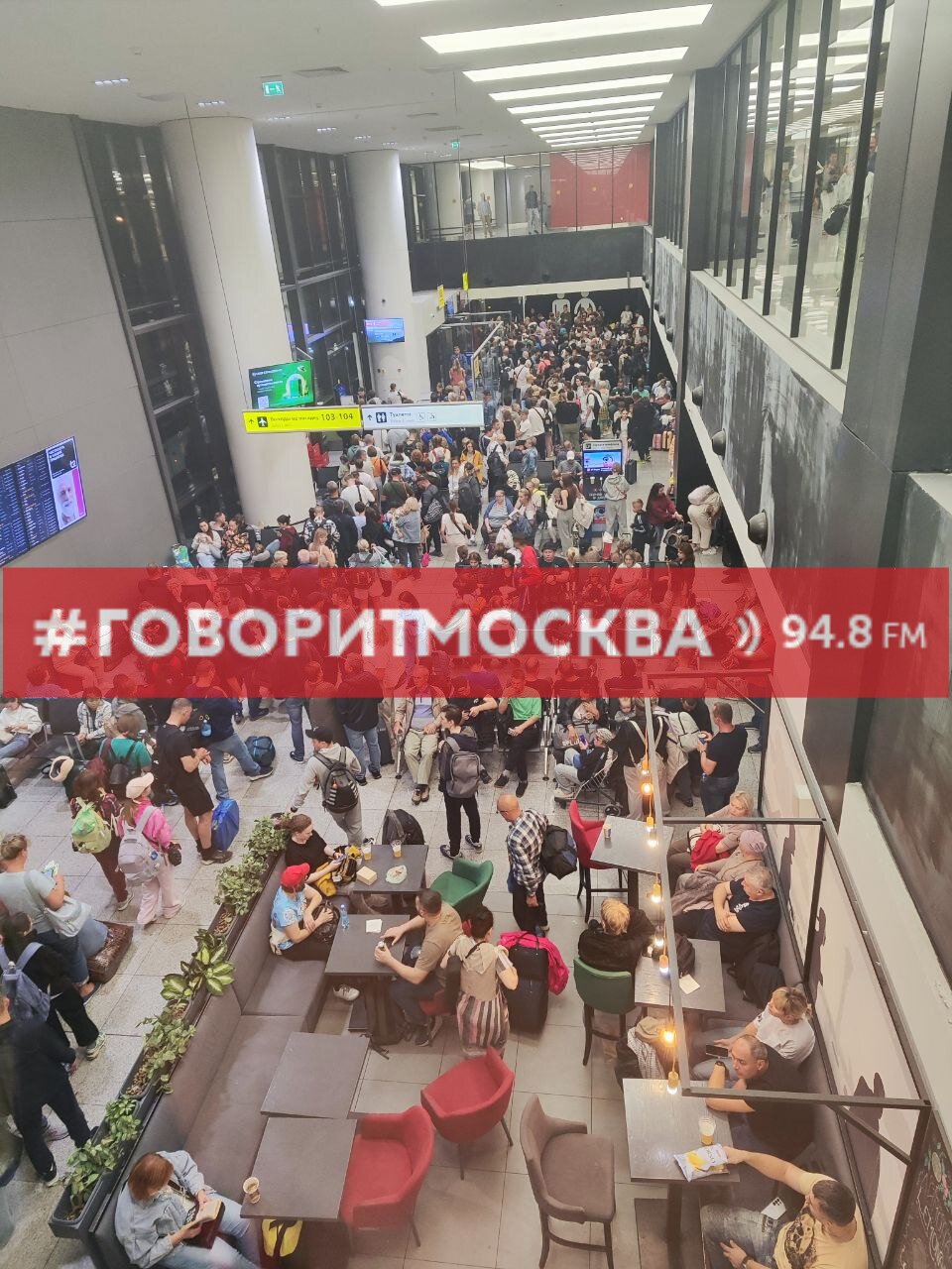 В аэропорту Шереметьево введён план ковёр Действуют временные ограничения сообщили в официальном Telegram канале авиагавани Аэропорт продолжает обслуживать рейсы российских и зарубежных авиакомпаний на вылет и прилёт по факту возможности и очередности проинформировали пассажиров В соцсетях указано что возможны корректировки в расписании Статус рейсов следует уточнять через колл центры авиаперевозчиков Подпишись на Говорит Москва