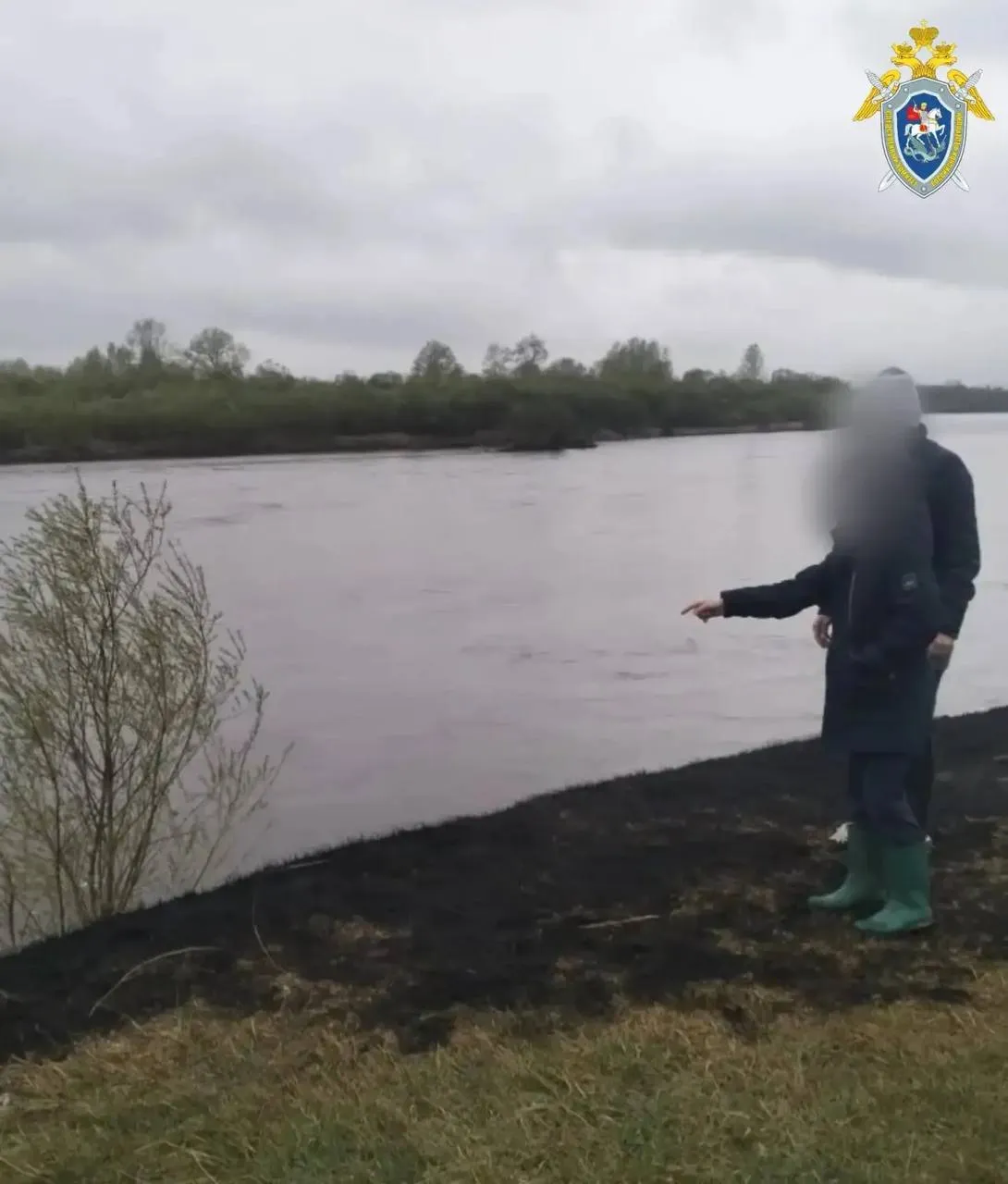 Ребенок пропал на реке Иркут Вчера 10 летний мальчик гулял на берегу в кооперативе Сосна в Ленинском районе Иркутска Пытаясь сделать фотографию на телефон он оступился и упал в реку Со слов другого ребенка который видел это мальчика унесло течением Найти его пока не могут Следователи возбудили уголовное дело по статье о причинении смерти по неосторожности Полиция волонтеры и спасатели ищут ребенка