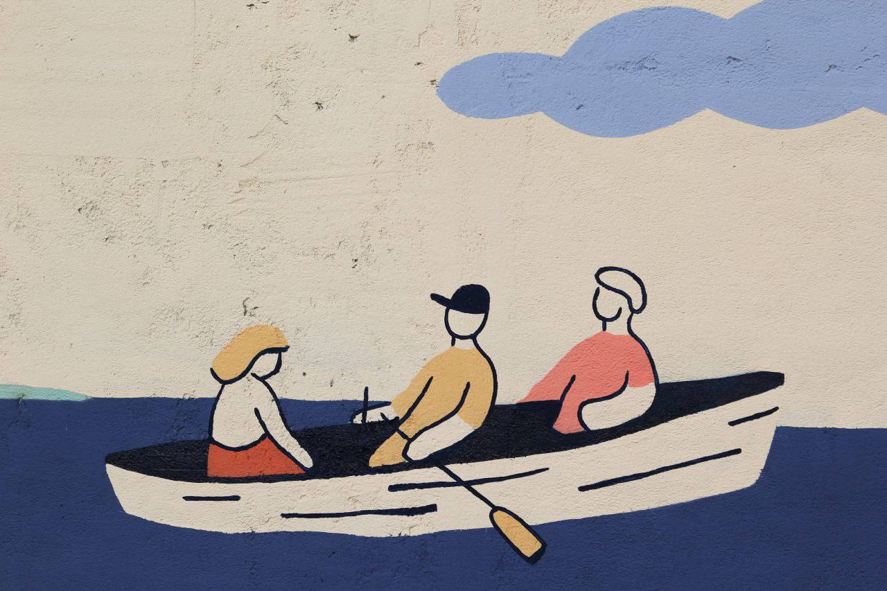 Стена в Ленинском районе превратилась в арт галерею Во дворе на Новороссийской 80 и 88 бетонная стена стала ярким арт объектом Здесь появились изображения вдохновлённые воспоминаниями и историями жителей Ленинского района которому в этом году исполняется 90 лет Проект реализован в рамках фестиваля уличного искусства Стены Над росписями работали профессиональные художники вместе с горожанами превращая обычное пространство в новую точку притяжения