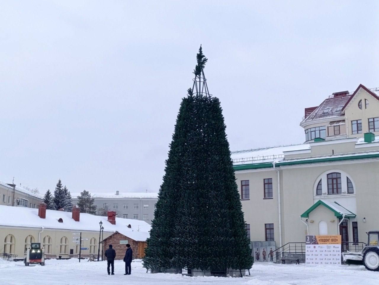 В Омске идет монтаж главной городской ёлки  Новогодняя красавица высотой 15 метров состоит из 1 000 небольших пластиковых ёлочек. Как сообщил мэр города Сергей Шелест, над наполнением каркаса работают 6 человек.  После сборки ель украсят, а затем проведут тестовый запуск гирлянды. Напомним, открытие главной ёлки состоится 27 декабря в 16:00 на площади Омской крепости.