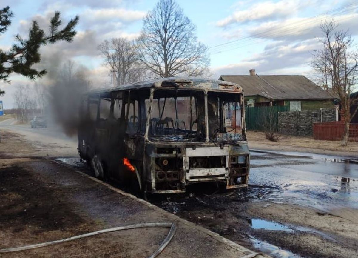 В Ивановской области дотла сгорел автобус. В салоне находился водитель и два пассажира     Рейсовый автобус сгорел дотла в Лежневском районе. Пожар зафиксирован сегодня, в 16:57 в деревне Коровиха  ↗  Прислать новость   Подписаться