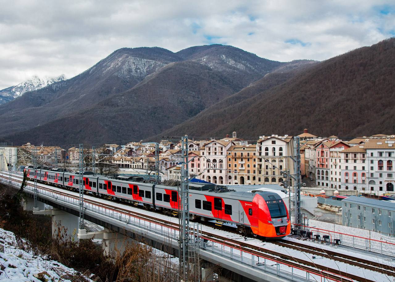 На ж д линии Сочи Красная Поляна могут появиться беспилотные поезда Директор по техническому развитию Трансмашхолдинга Михаил Рожков сообщил что инфраструктура на направлении уже фактически готова к запуску автономного движения для внедрения технологии понадобятся минимальные вложения Железнодорожная линия Сочи Красная Поляна максимально готова к беспилотному движению Небольшие вложения и мы можем обеспечить полное беспилотное движение на этом участке сказал Рожков Кроме того предлагается сделать беспилотным и железнодорожный шаттл между Адлером и Сириусом uletet 1