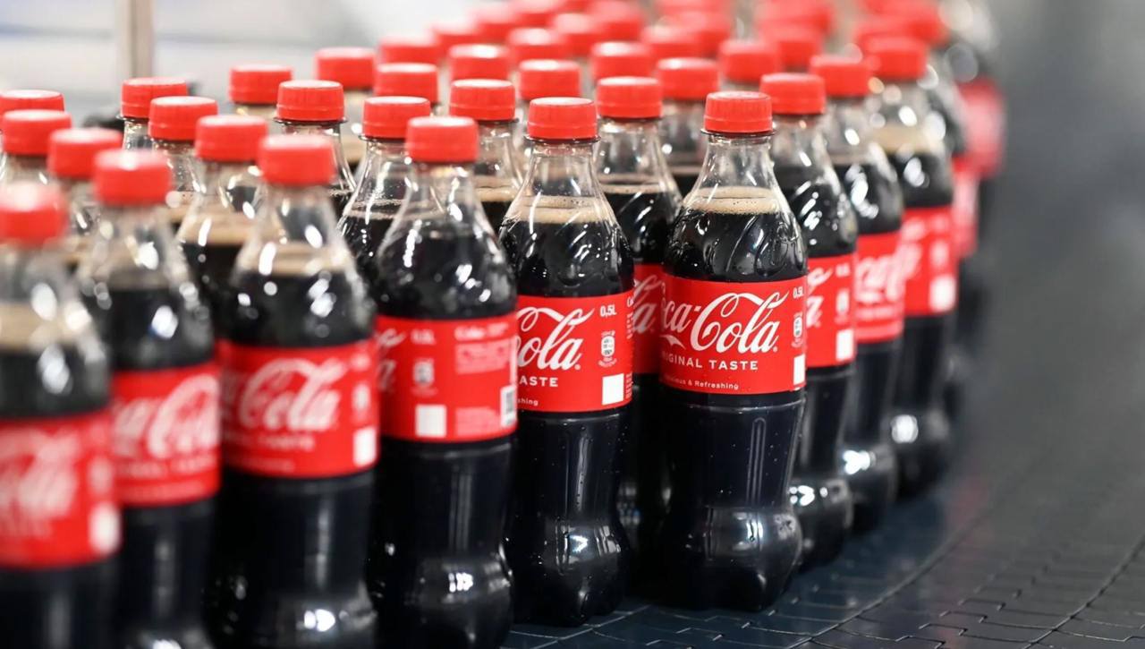 Coca-Cola в Австрии изымает из продажи 28 миллионов бутылок — туда могли попасть частицы металла.   Из-за технической ошибки на производстве в ёмкости могли попасть мелкие кусочки металла, сообщает производитель.   «Нельзя исключать, что в очень ограниченном количестве в бутылках объёмом 0,5 л могут находиться небольшие кусочки металла из-за технической ошибки на производстве. Мы не рекомендуем употреблять потенциально заражённую продукцию из-за возможного риска для здоровья. Все остальные виды упаковок не попадают под эту меру», — заявили в компании.  По данным местных чиновников, это самый большой отзыв продукции в истории Австрии. Он затронет продукты Coke, Fanta, Sprite и MezzoMix со сроком годности в период с 4 февраля 2025 года по 12 апреля 2025 года.   В компании также сообщили, что покупатели могут вернуть бракованный продукт в магазины и получить денежную компенсацию.   Дмитрий Никотин. Подписаться!